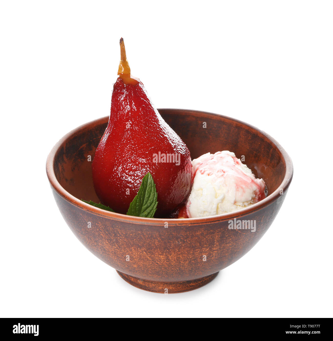 Bol avec de la crème glacée et les poires douces mijotée dans le vin rouge sur fond blanc Banque D'Images
