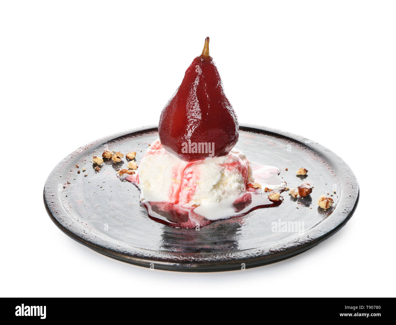 La plaque avec la crème glacée et les poires douces mijotée dans le vin rouge sur fond blanc Banque D'Images