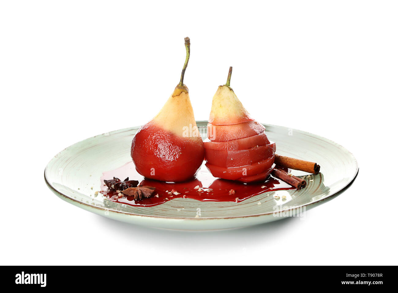 Plaque avec compote de poires douces au vin rouge sur fond blanc Banque D'Images