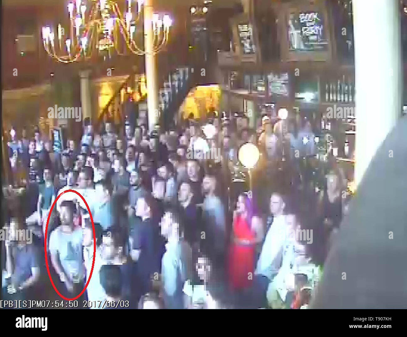 Screengrab pris de CCTV en date du 03/06/17 émis par la police métropolitaine de James McMullan à l'intérieur du pub Barrow Boy and Banker. Une enquête à la tête d'Old Bailey que l'entrepreneur de 32 ans James McMullan, 32 ans, avait été avec des amis dans le pub regardant le football dans la soirée du 3 2017 juin, lorsque l'attaque terroriste du London Bridge s'est produite. Banque D'Images