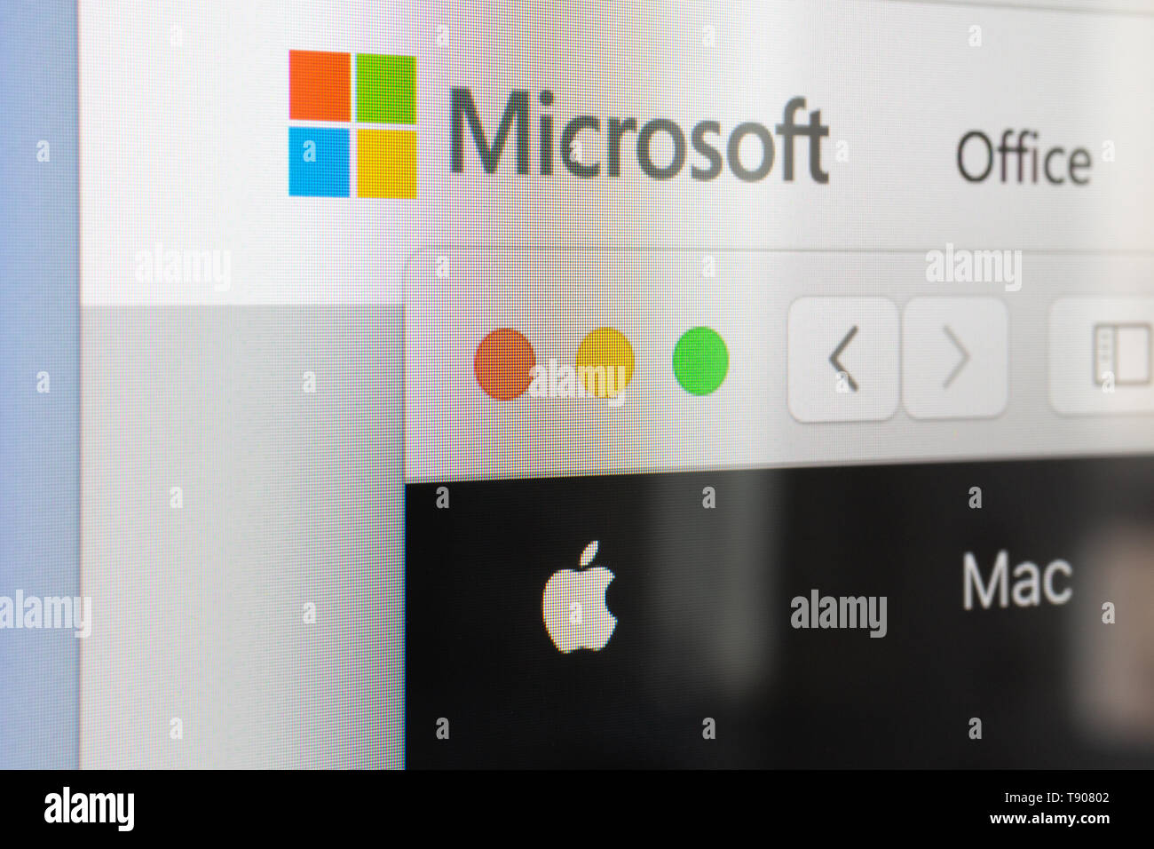 Hongrie - 17 septembre 2018 : Microsoft et Apple dans les sites web browser côte à côte sur l'écran Banque D'Images