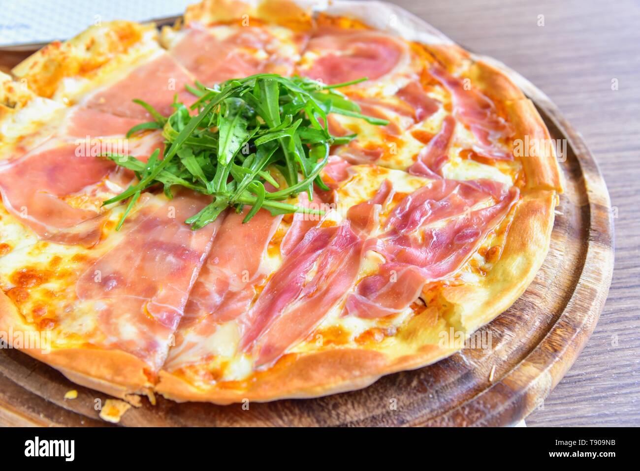 Voir portrait de Prosciutto di Parma Pizza Banque D'Images