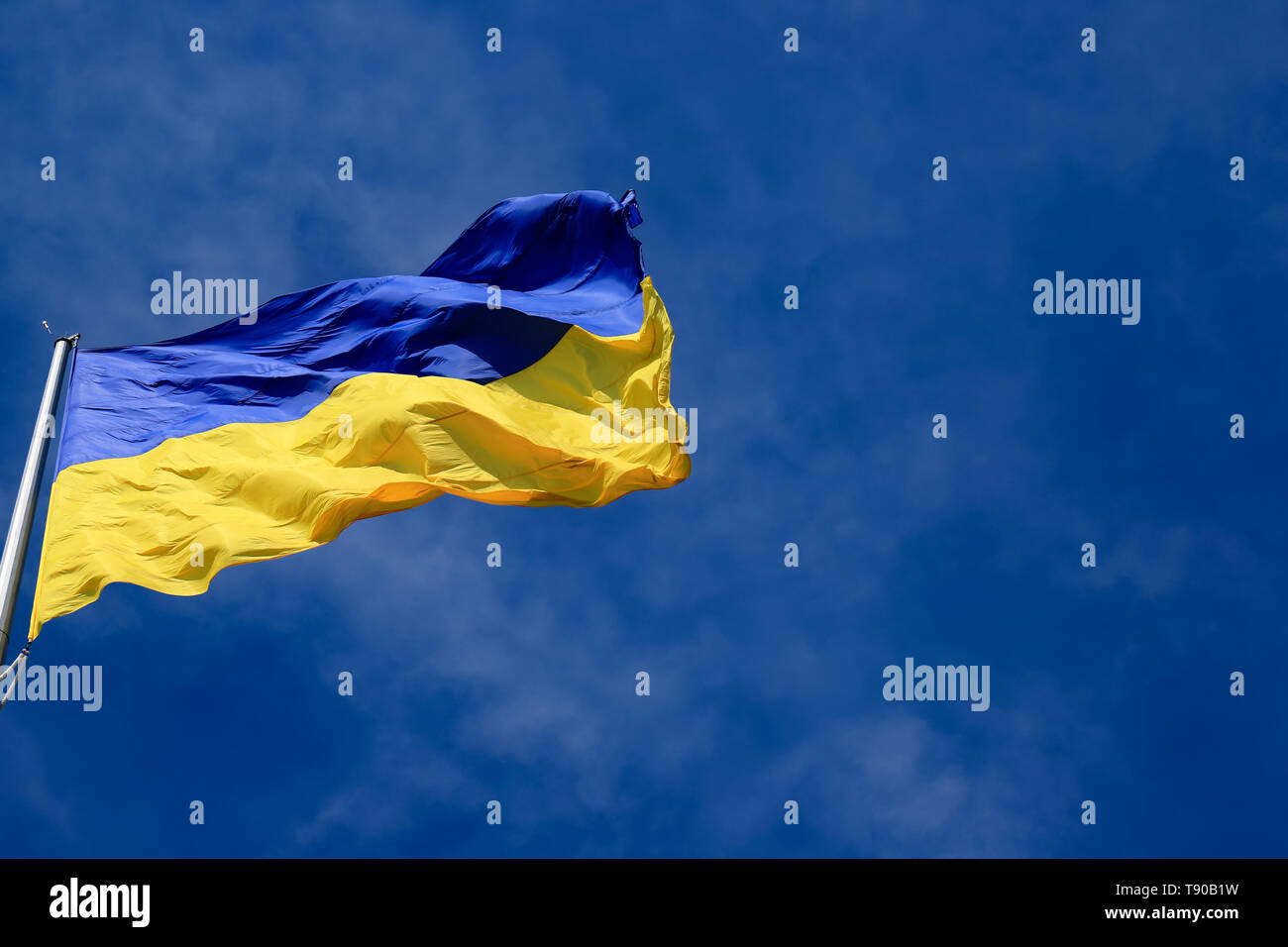 Grand drapeau national de l'Ukraine dans le ciel bleu. Big Yellow blue Etat Ukrainien drapeau dans le Dniepr Dniepropetrovsk, ville, Printemps, Été, Automne Banque D'Images