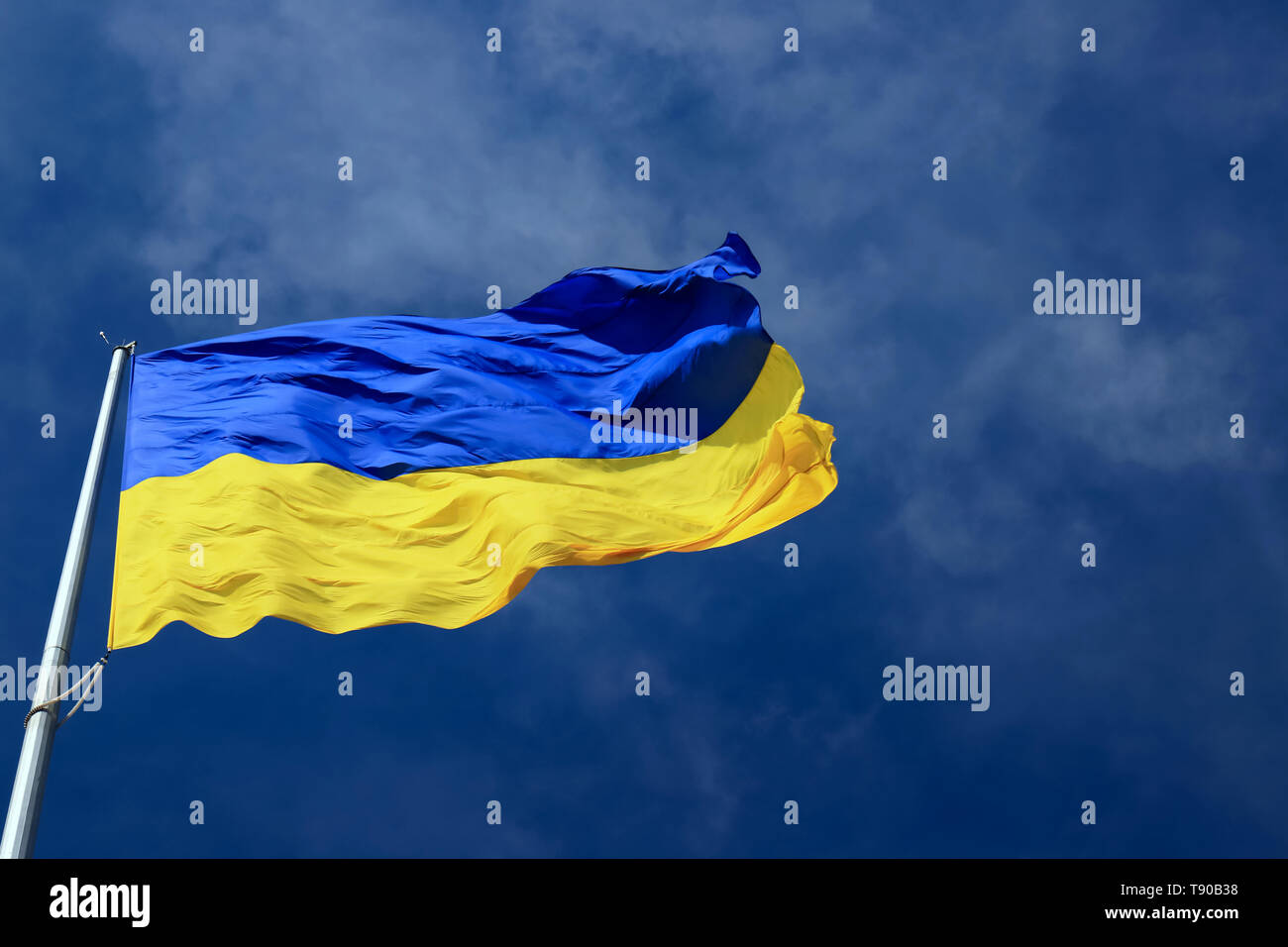 Grand drapeau national de l'Ukraine dans le ciel bleu. Big Yellow blue flag de l'État ukrainien Dnepr en ville, Dnepropetrovsk, Printemps, Été, Automne Banque D'Images