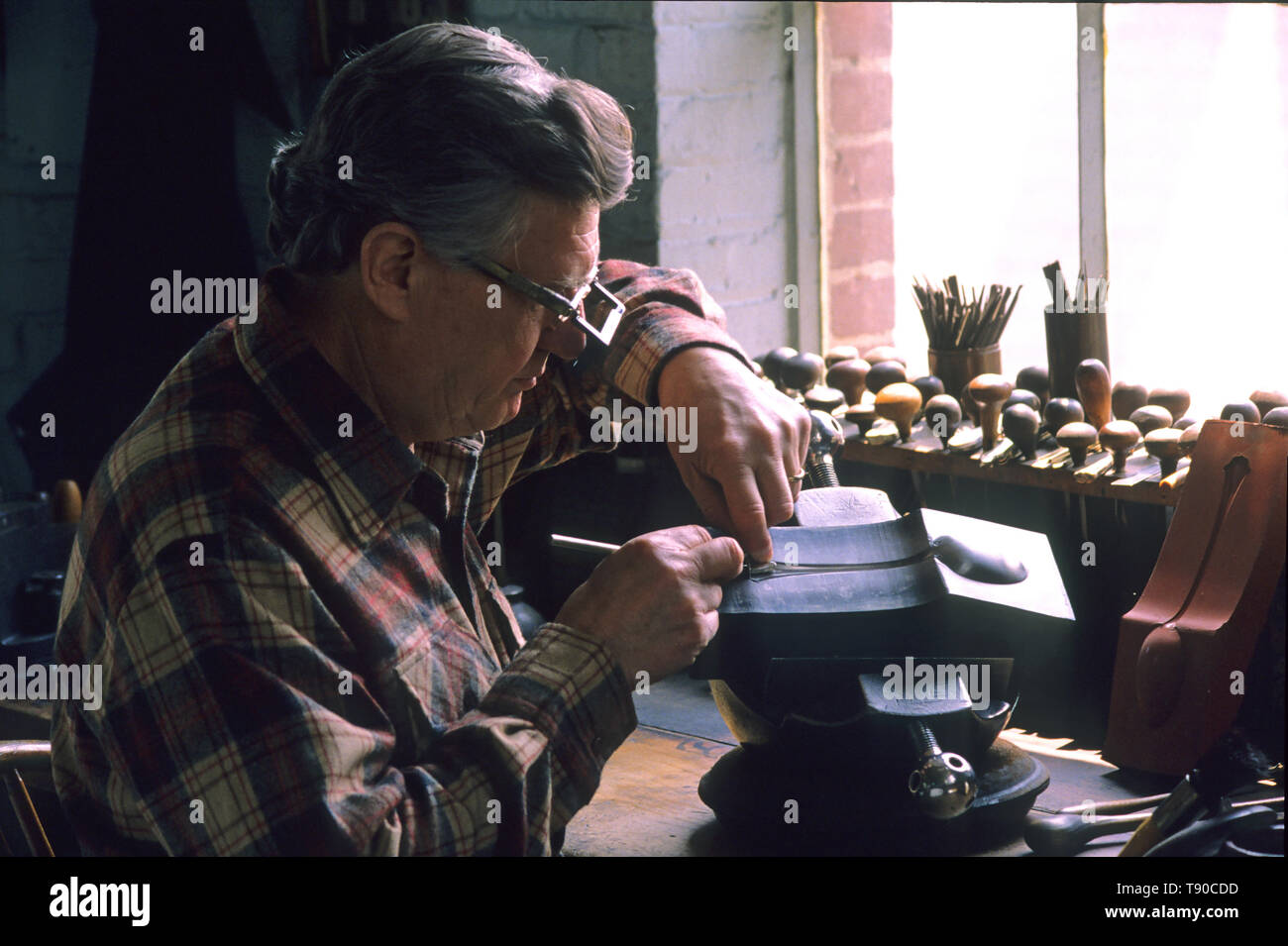 Un sliversmith au travail lors de l'historique et l'ancienne Reed & Barton les orfèvres à Taunton, Massachusetts, USA Banque D'Images