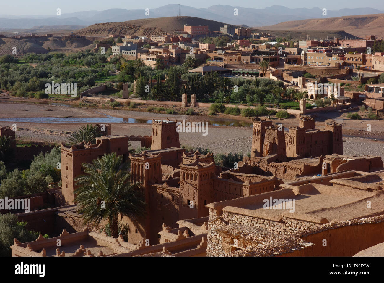 Matin vue du haut de la Kasbah Ait Ben Haddou près de Ouarzazate dans les montagnes de l'Atlas du Maroc. Banque D'Images