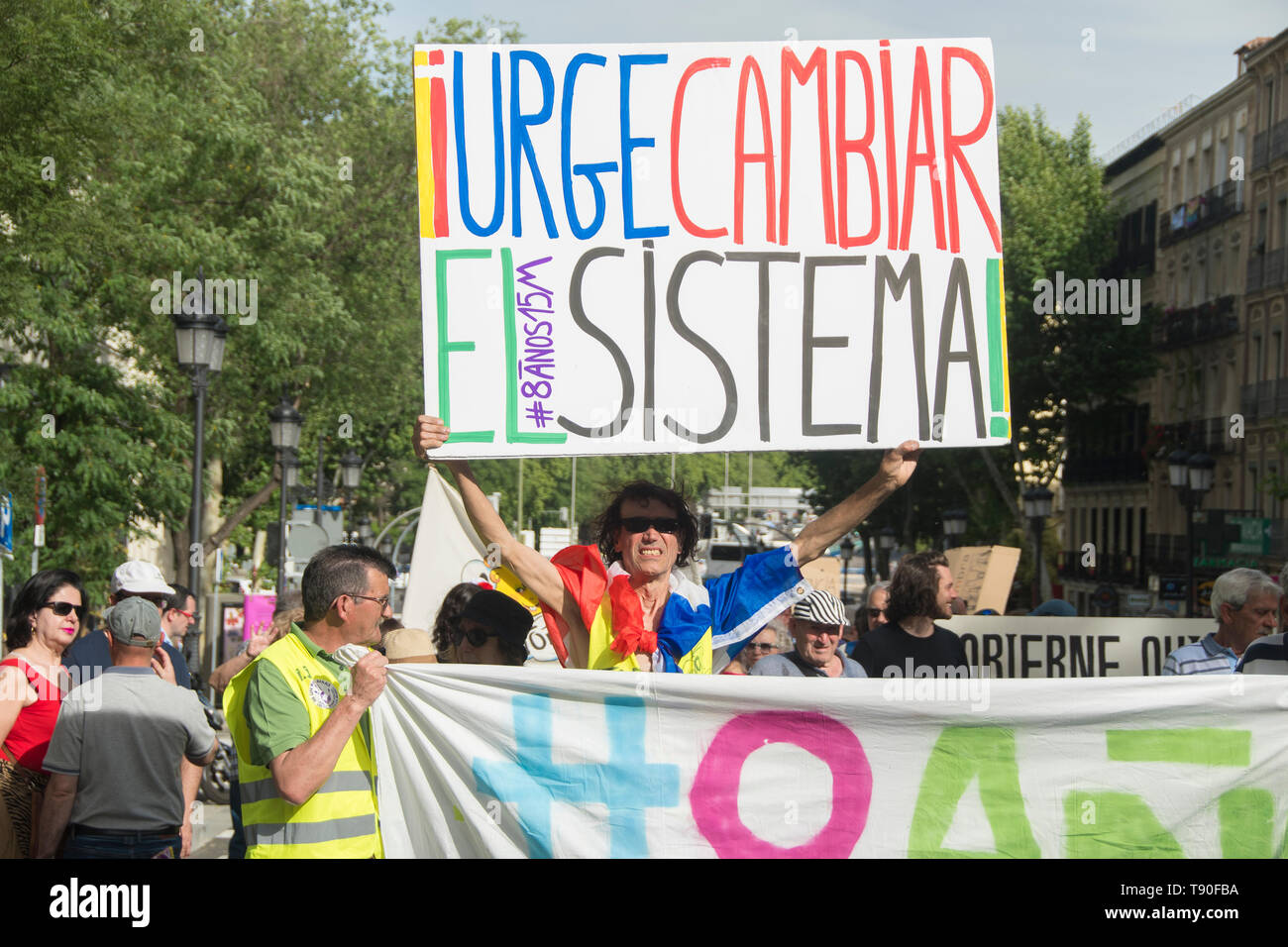 Dans l'image d'un homme avec une affiche, nous avons besoin de changer le système. 8 ans célébration du projet politique à Madrid 15 m, le peuple de Madrid Banque D'Images