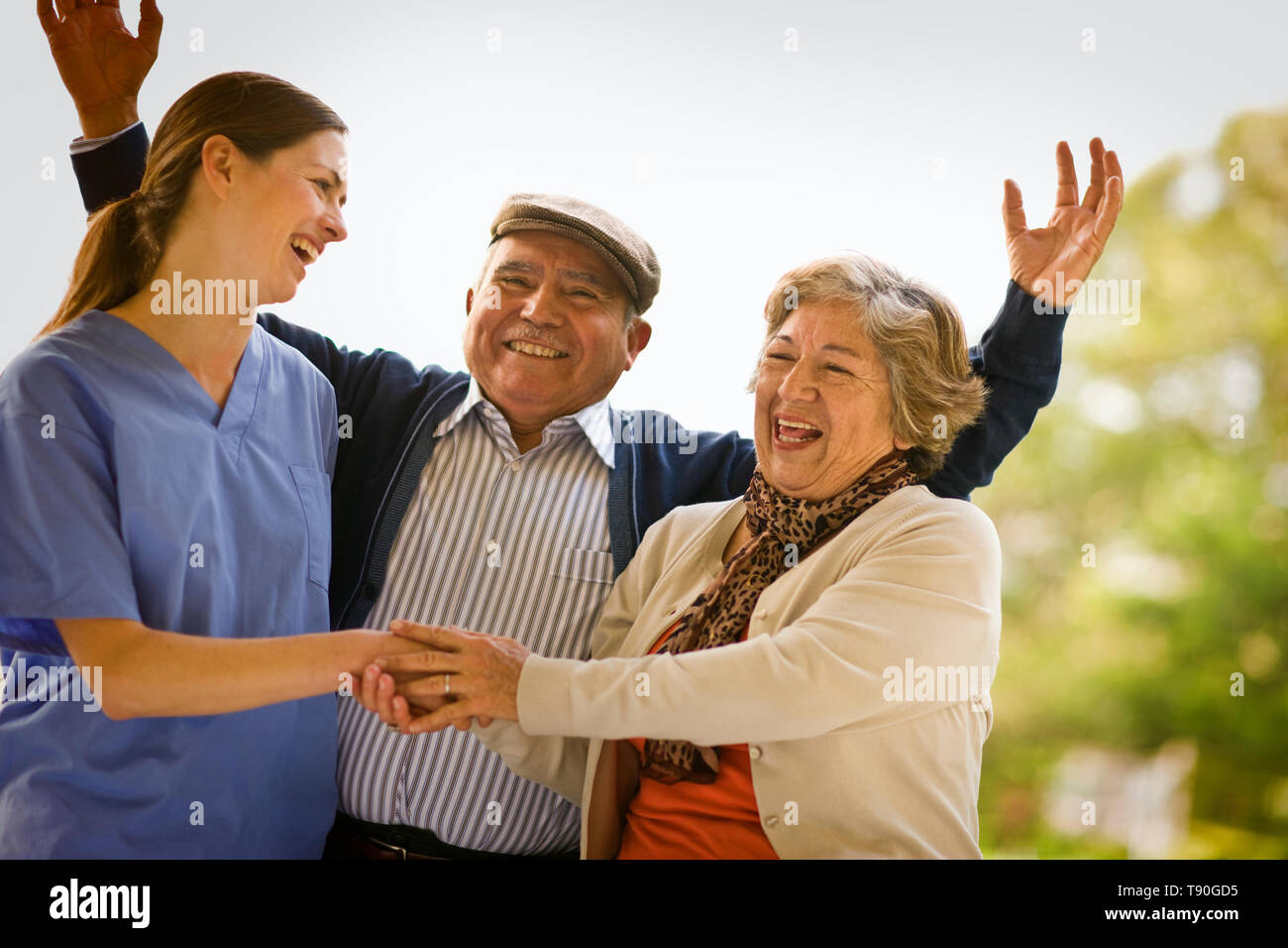 Infirmière et senior couple rire et parler comme un homme lance de ses bras, heureux. Banque D'Images