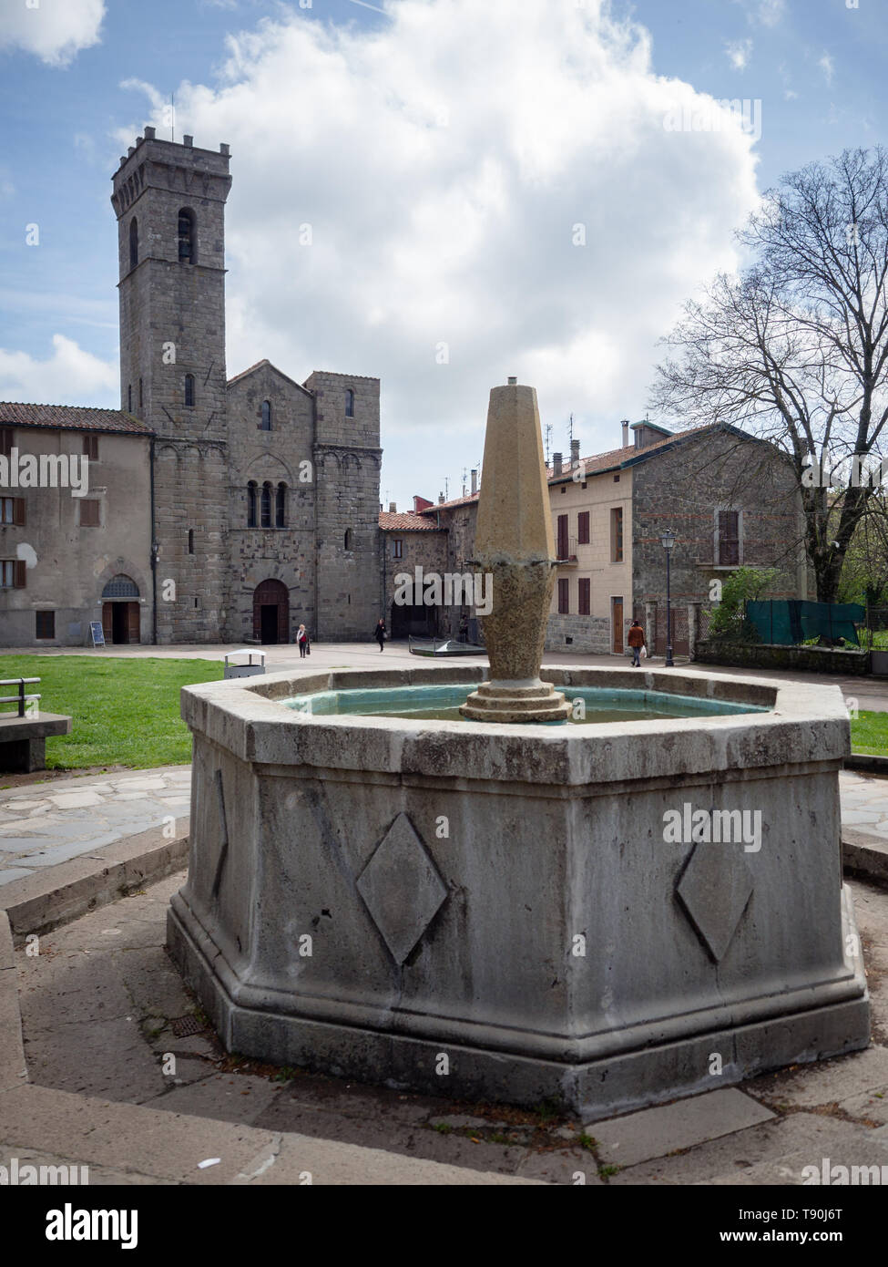 L'abbaye de San Salvatore est l'édifice sacré en style roman qui donne son nom à la municipalité d'Abbadia San Salvatore, l'Italie. Banque D'Images