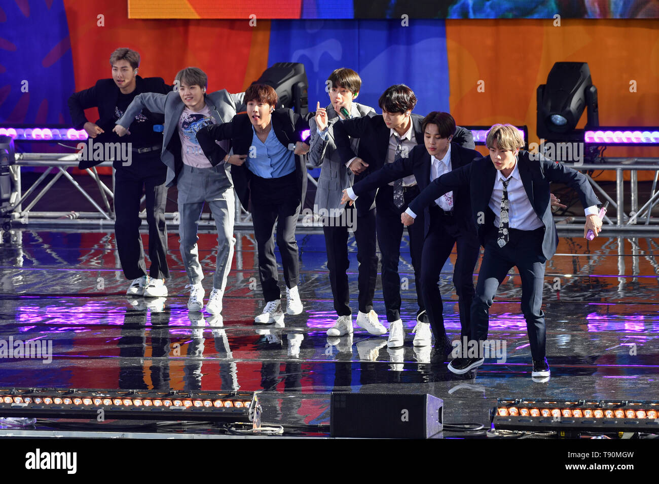 Kim Tae-hyung, Park Ji-min, Jungkook, Suga, Kim Seok-jin, RM et J-L'espoir d'effectuer sur les BTS 'Good Morning America' le 15 mai 2019 dans la ville de New York. Banque D'Images