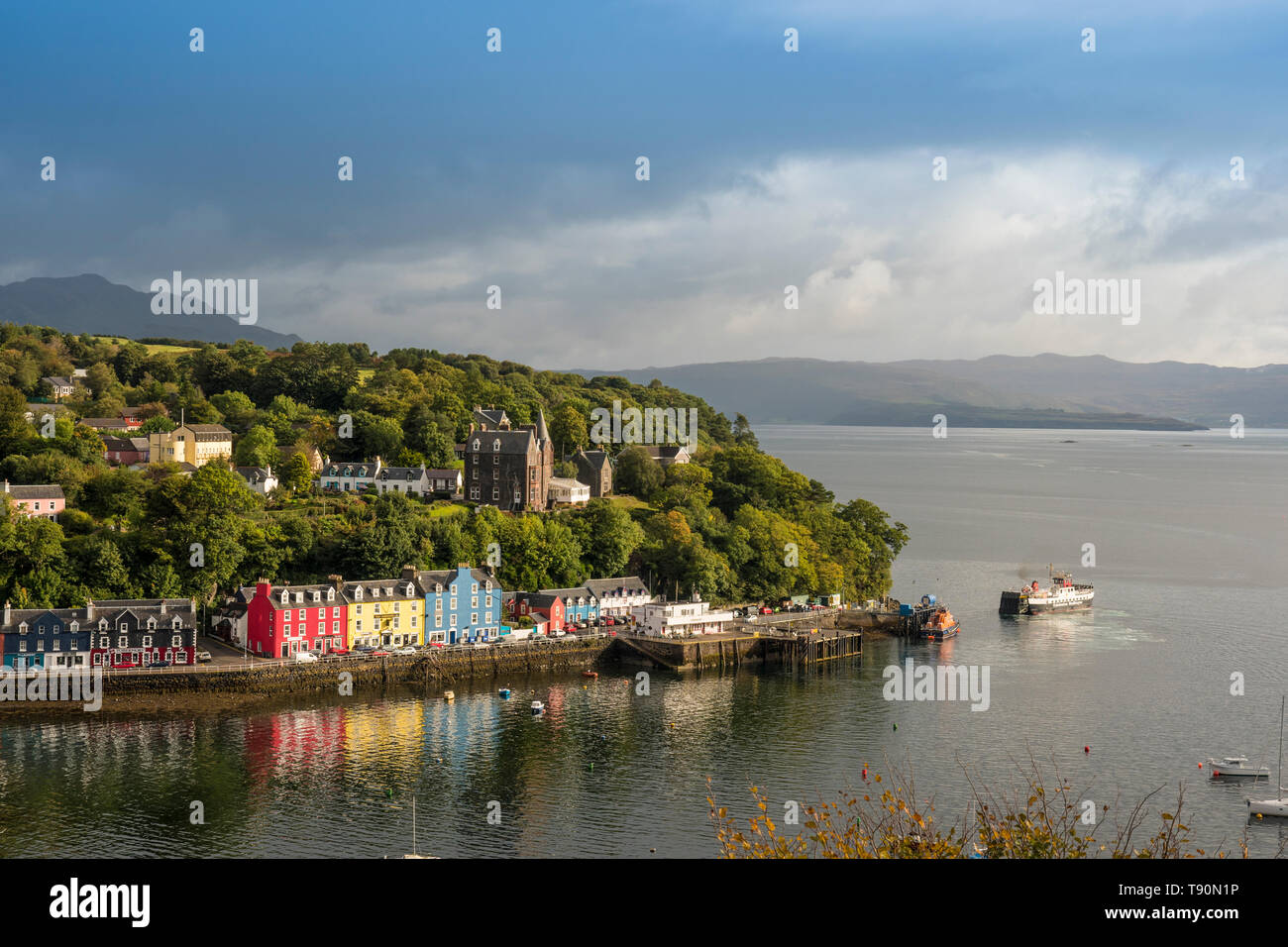 Le port de Tobermory avec Calmac Ferry Banque D'Images