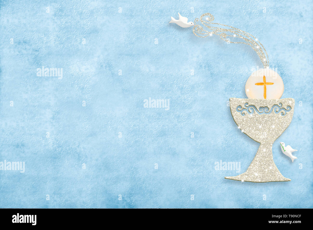 Premiere Communion Carte Invitation Silver Chalice Et Colombes Sur Papier Bleu Fond Avec Copie Espace Pour Texte Et Photo Photo Stock Alamy