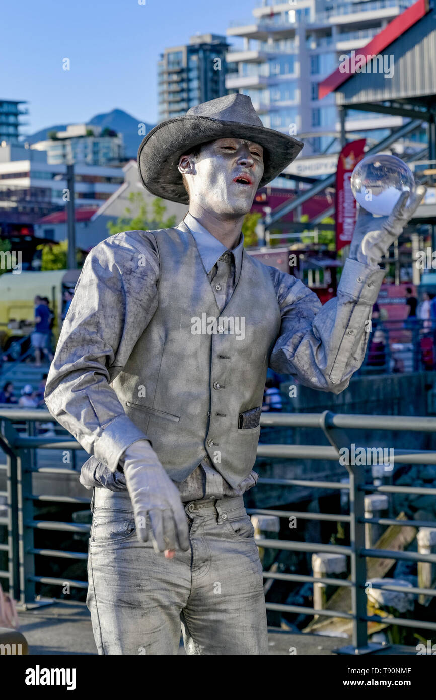 Mime, statue humaine, artiste de rue, Lonsdale Quay, North Vancouver, Colombie-Britannique, Canada Banque D'Images