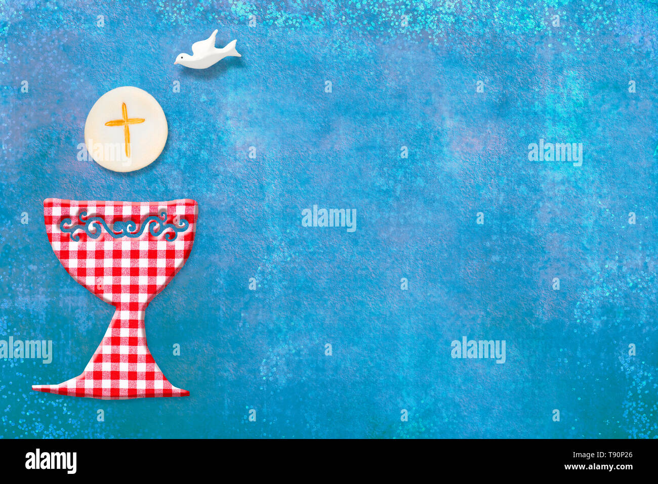 Premiere Communion Carte Invitation Cute Et Calice Rouge Dove Sur Papier Bleu Fond Avec Copie Espace Pour Placer Du Texte Et Photo Photo Stock Alamy