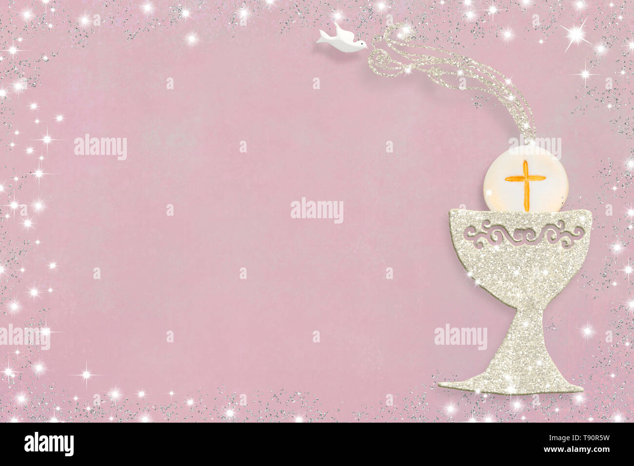 Premiere Communion Carte D Invitation Calice En Argent Rose Sur Fond De Papier Dans Des Tons Pastel Avec Copie Espace Pour Texte Et Photo Photo Stock Alamy