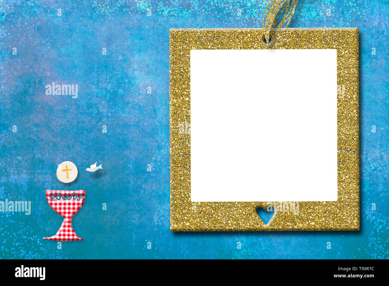 Premiere Communion Carte D Invitation Calice Plus Mignon Sur Papier Bleu Fond Avec Cadre Photo Dore En Texte Et Photo Photo Stock Alamy