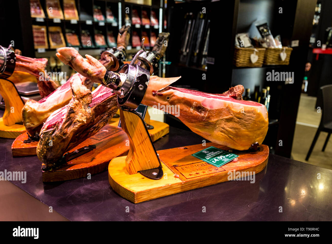 Jamón ibérico, jambon fumé espagnol sur un jamonera stand avec le collier (Enrique Tomas, Westfield Stratford, London, UK) Banque D'Images