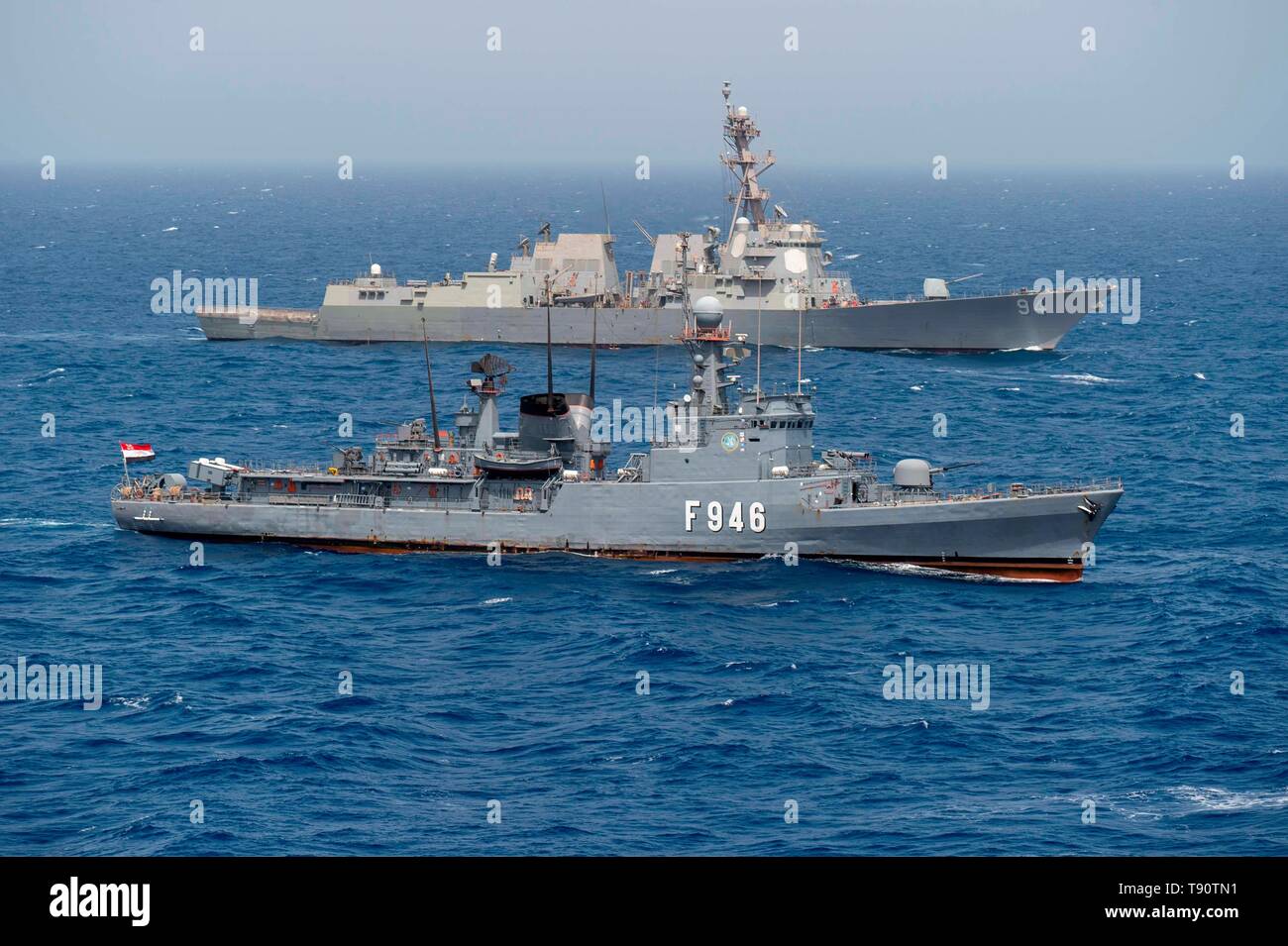 La Marine américaine de la classe Arleigh Burke destroyer lance-missiles USS Nitze, haut, et la marine égyptienne corvette de classe Descubierta El ENS transits de Suez la Mer Rouge, le 3 mai 2019 en Égypte. Banque D'Images