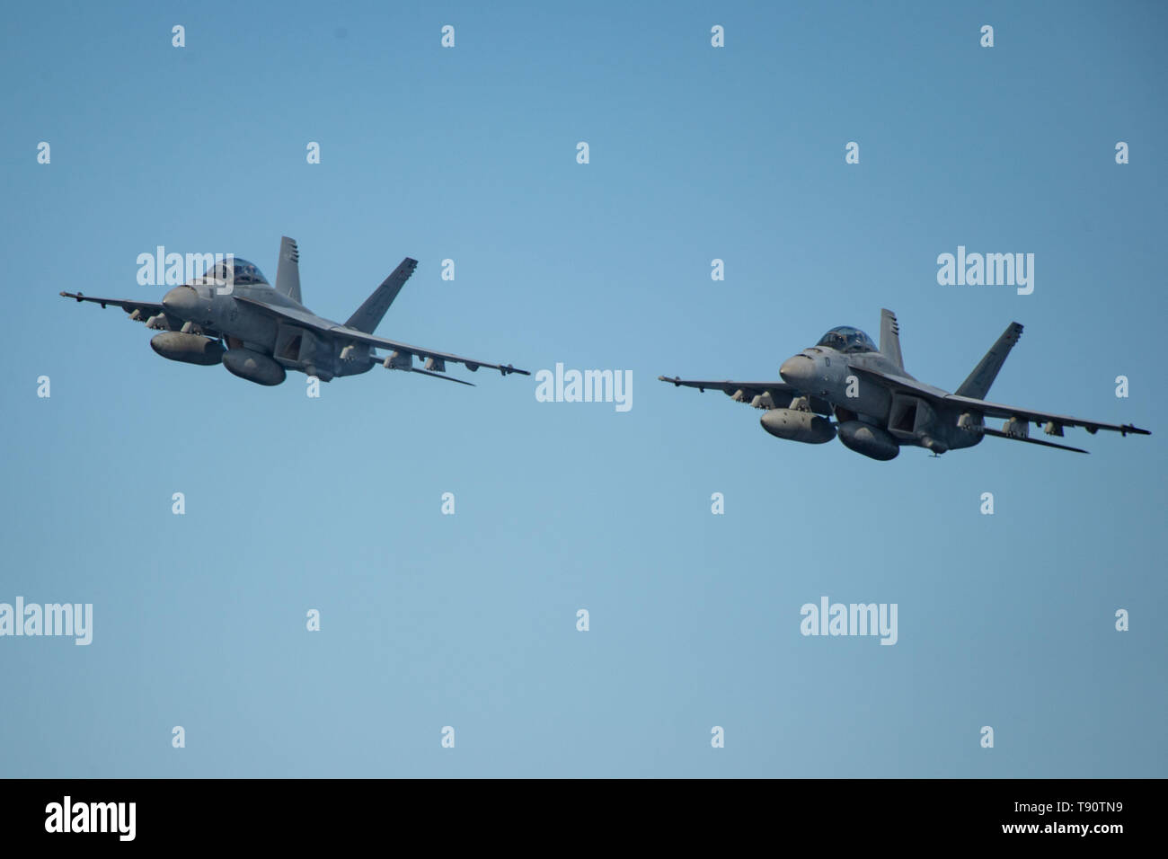 Marine américaine F/A-18F Super Hornet, attribué à Strike Fighter Squadron 41, effectuer la manœuvre aérienne aux côtés du porte-avions USS John C. Stennis lors d'une croisière tiger 14 mai 2019 dans l'océan Atlantique. Banque D'Images