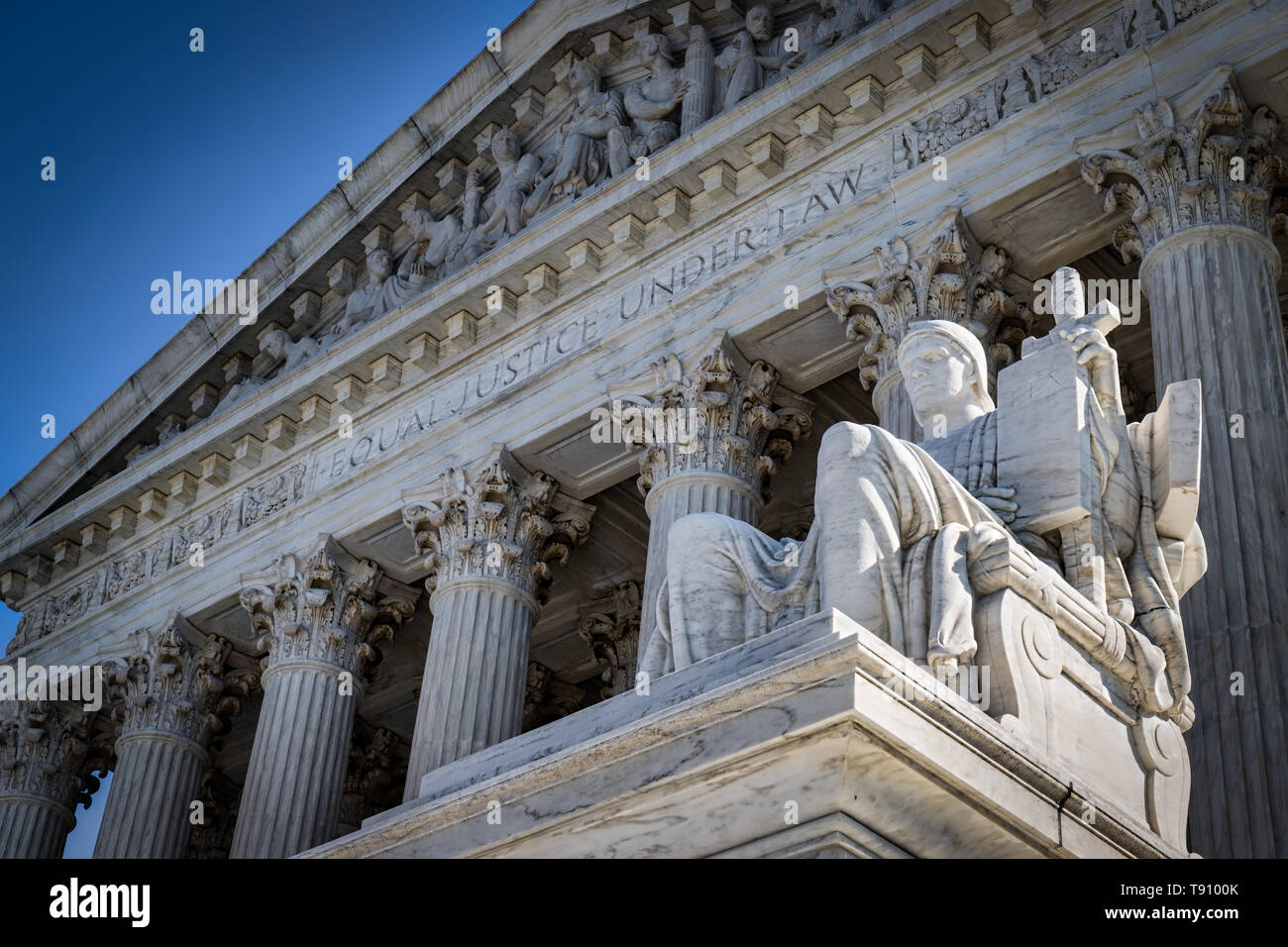 Une journée d'été en face de l'Édifice de la Cour suprême des Etats-Unis à Washington, DC. Banque D'Images