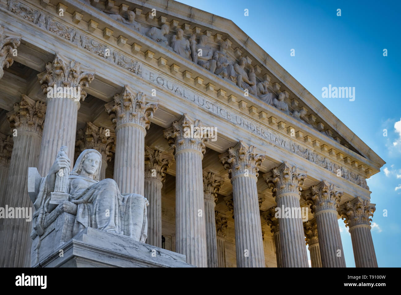 Une journée d'été en face de l'Édifice de la Cour suprême des Etats-Unis à Washington, DC. Banque D'Images