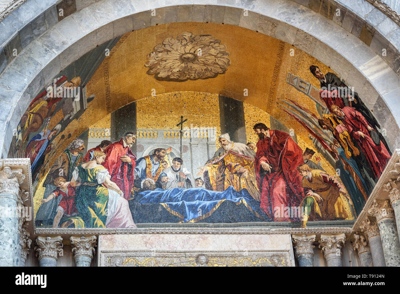 La mosaïque corps vénéré par le doge par Sebastiano Ricci et Leopoldo Del Pozzo sur façade de la Basilique de San Marco à Venise. Italie Banque D'Images