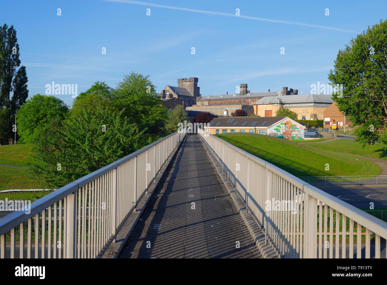 Une passerelle au-dessus de la rue du canal qui mène à Armley HMP. Banque D'Images