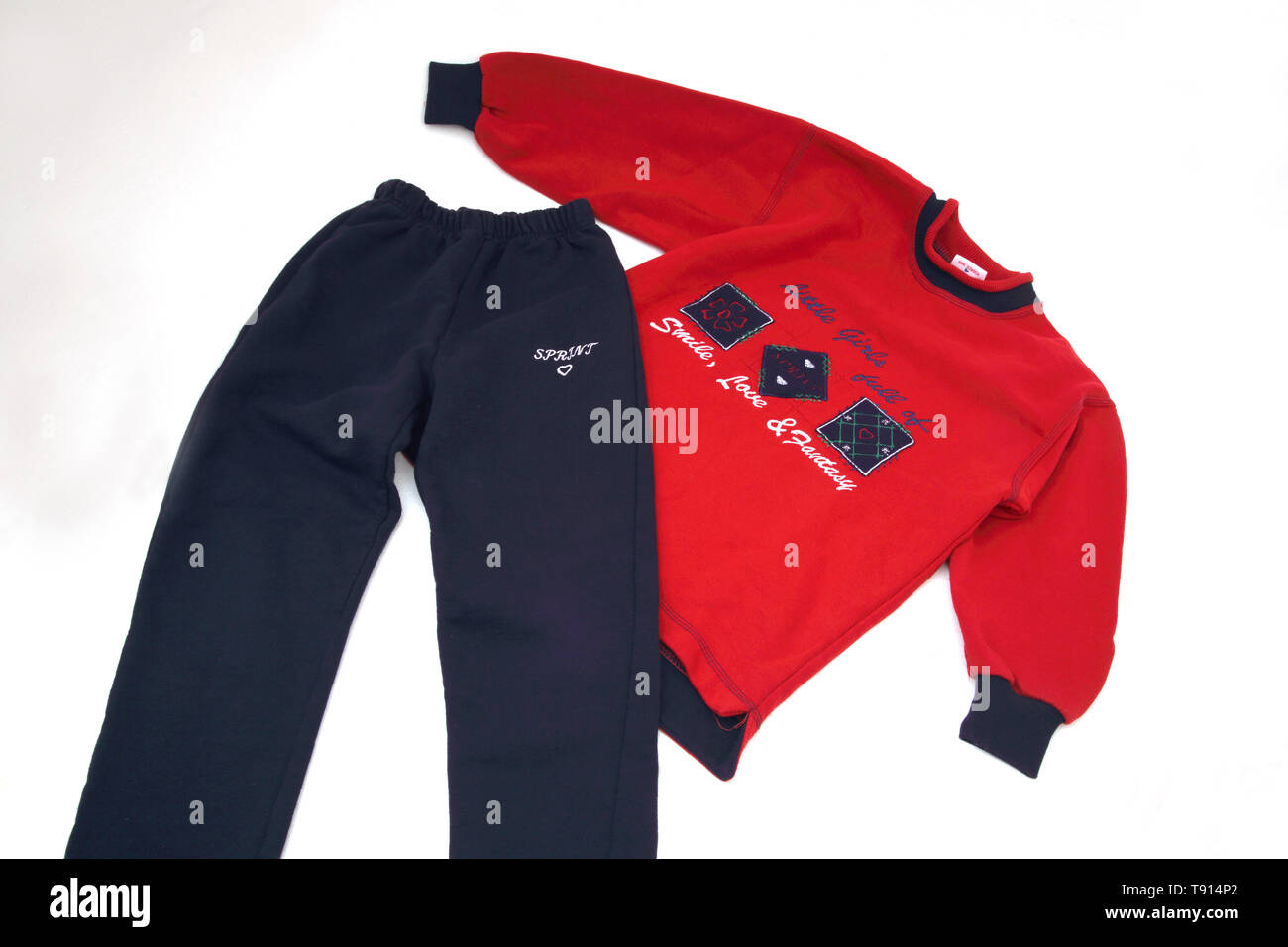 Une tenue de l'enfant rouge et bleu Sprint volant bas de jogging Photo  Stock - Alamy