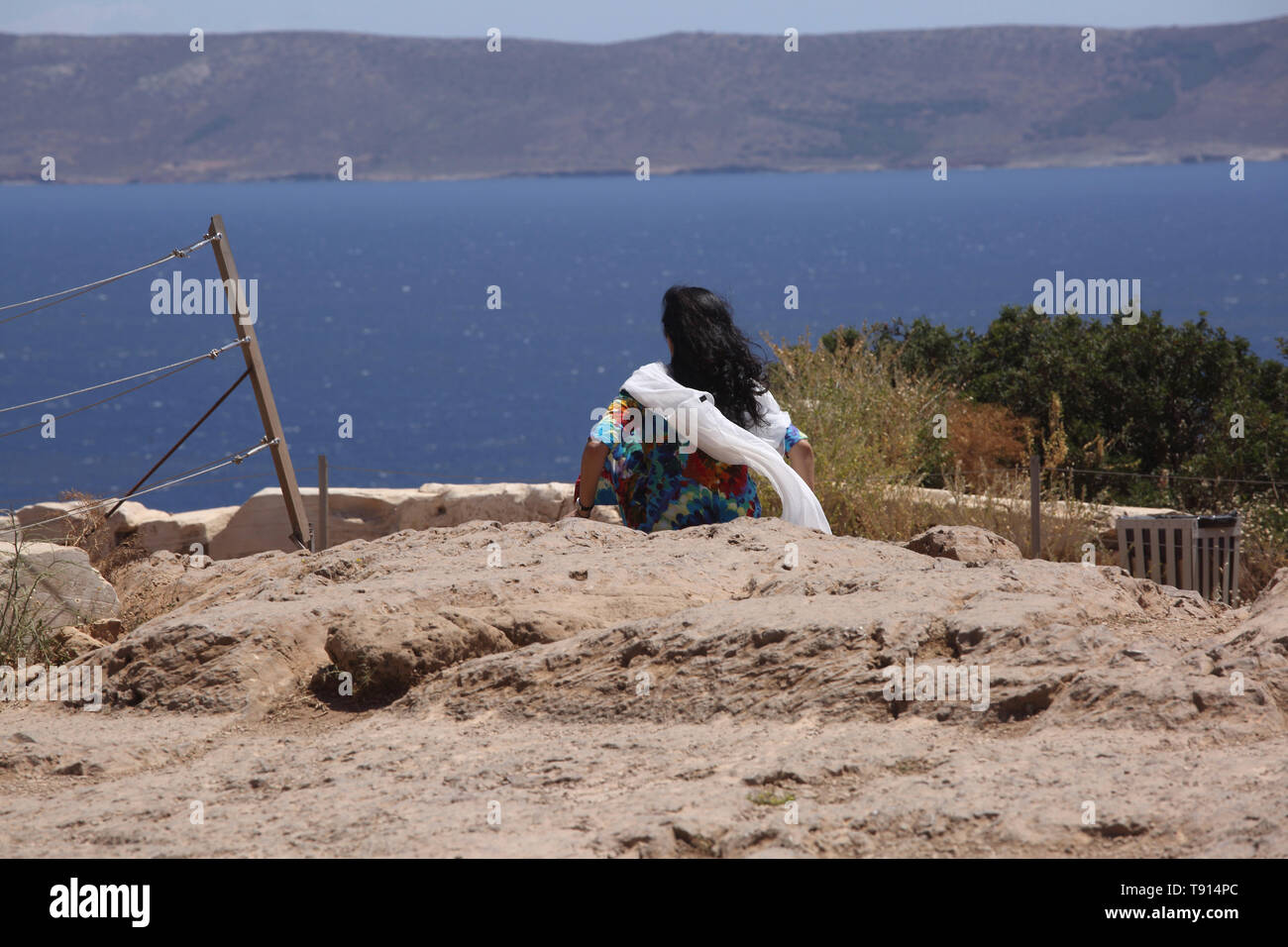 Attica Grèce Cap Sounion les touristes à la recherche en mer par un jour de vent Banque D'Images