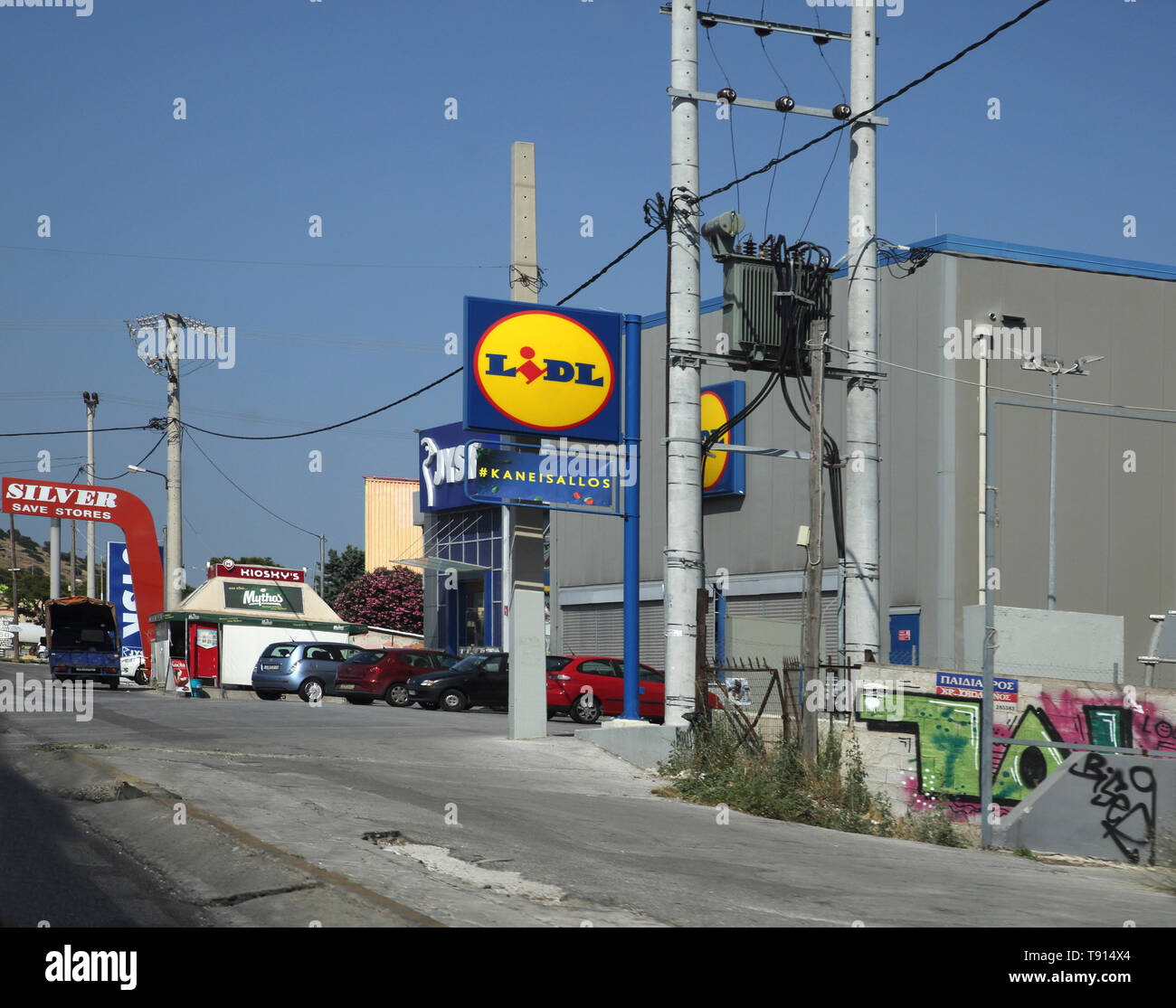 Athens Attica Grèce voitures garées à l'extérieur Lidl supermarché Banque D'Images