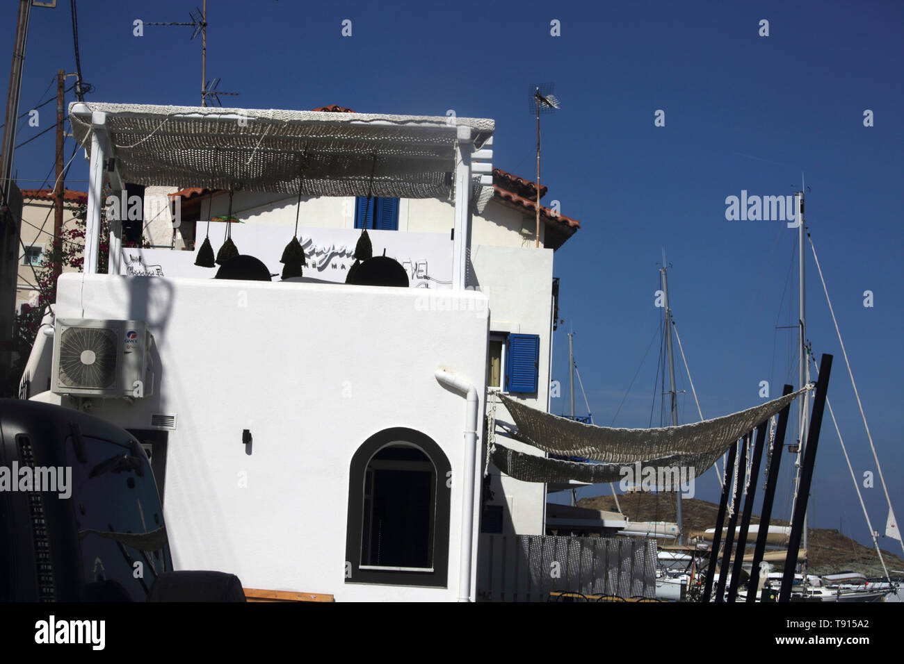 L'île de Kea Vourkari Grèce bar 'kayak' et d'appartements de vacances Banque D'Images