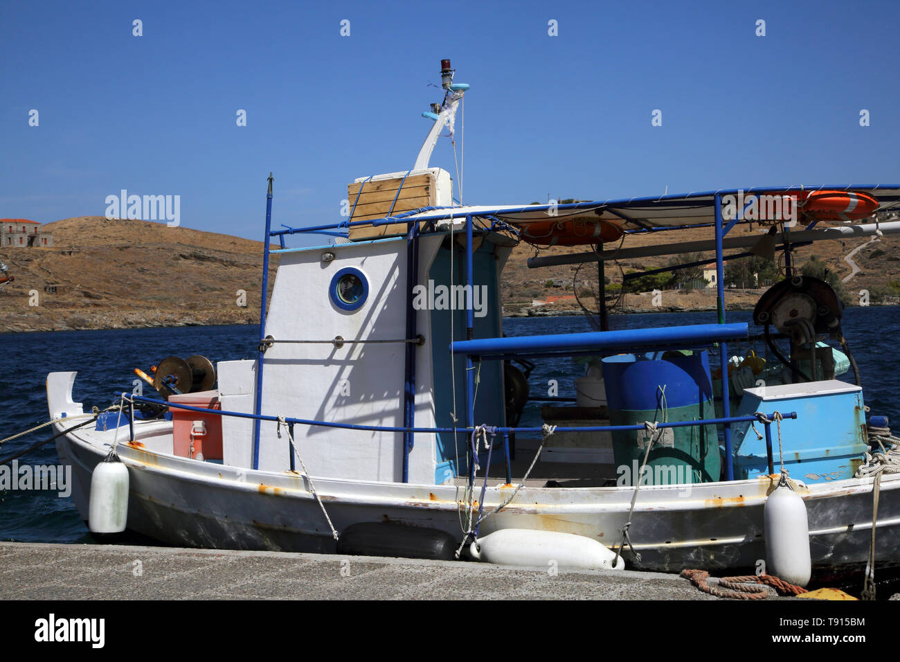 Korissia Port l'île de Kéa Grèce petit bateau de pêche amarré Banque D'Images