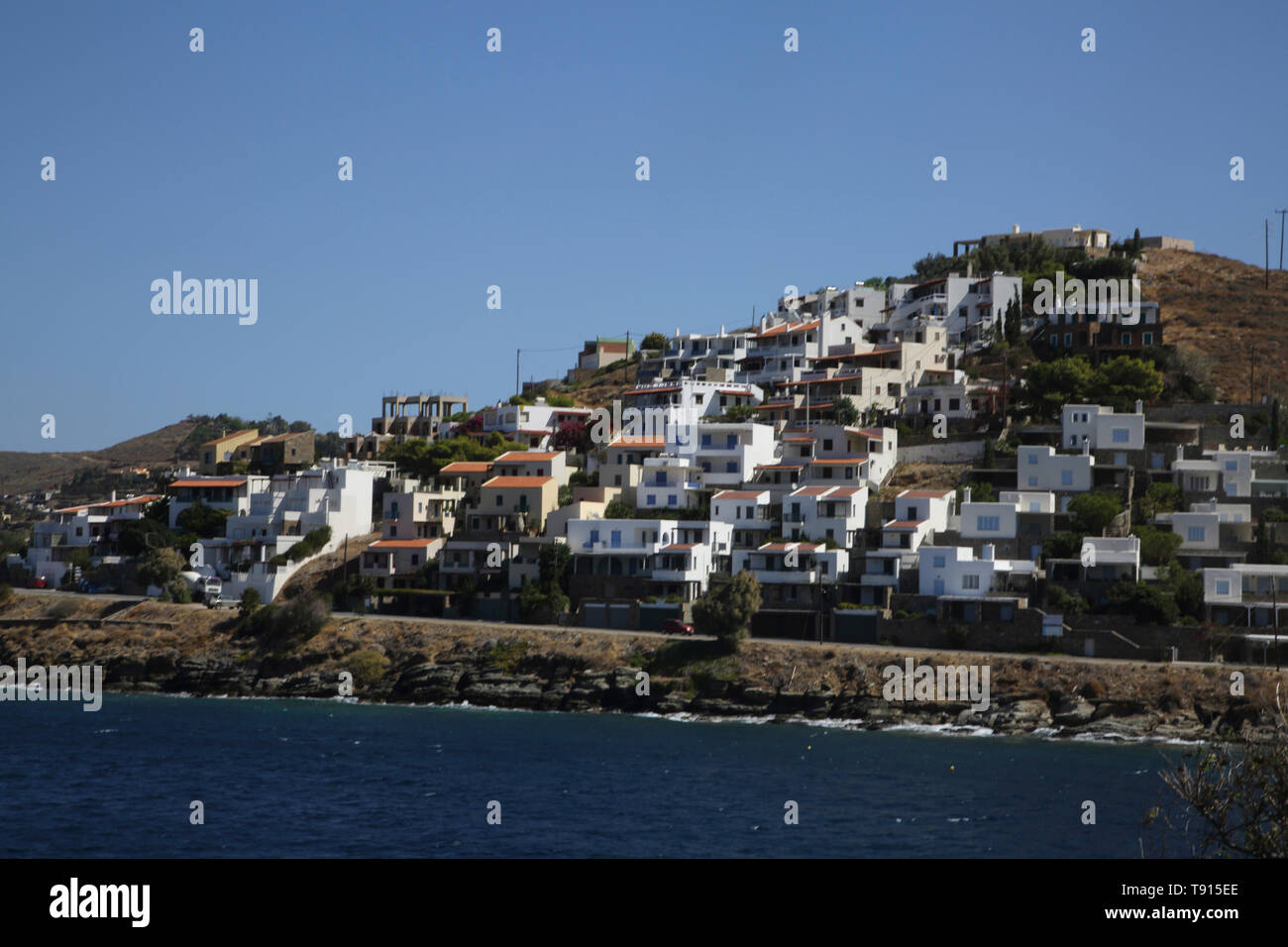 Korissia Port l'île de Kéa Grèce Logement Hillside Banque D'Images