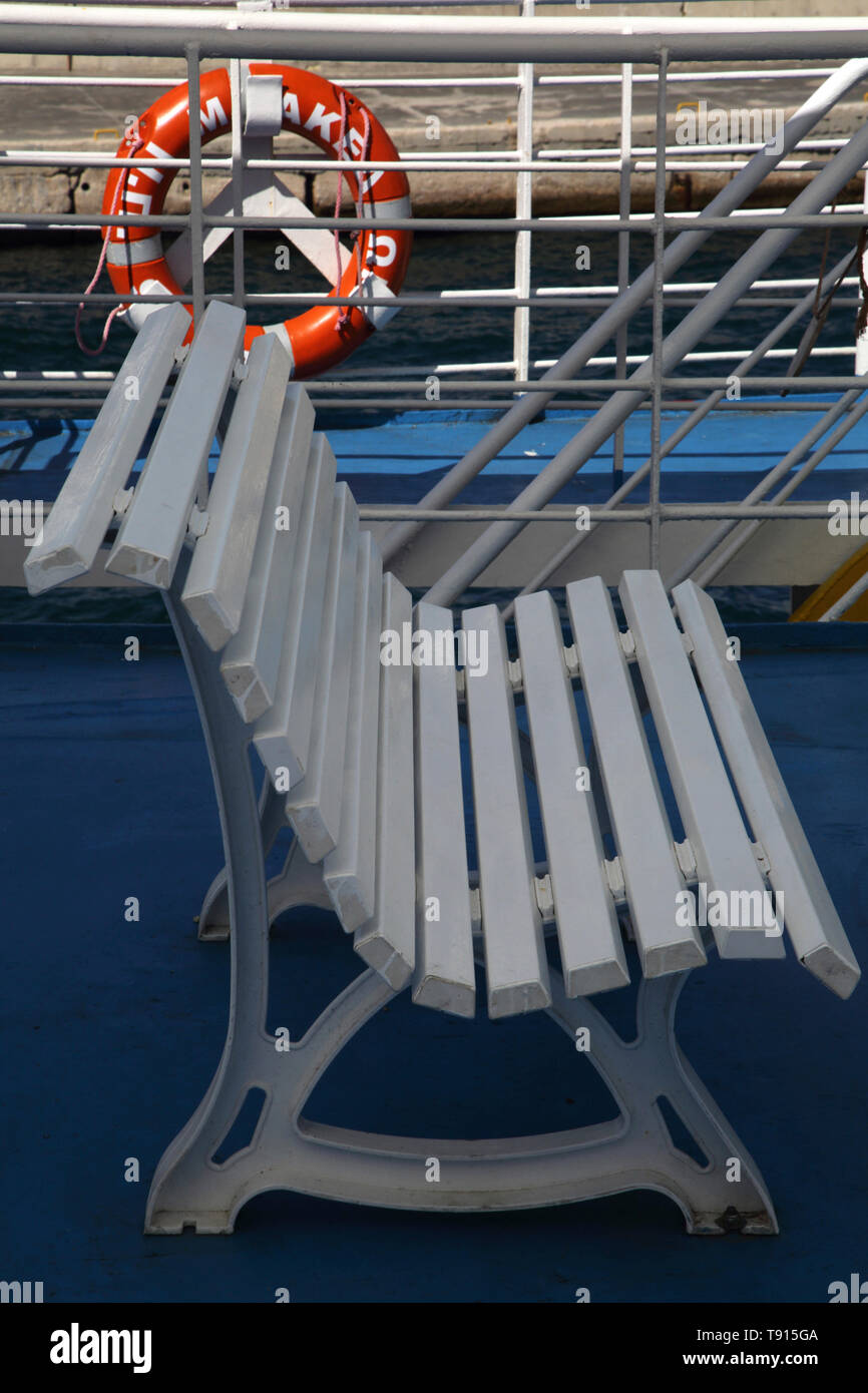 L'île de Kéa Grèce Ferry banc sur pont supérieur. Banque D'Images