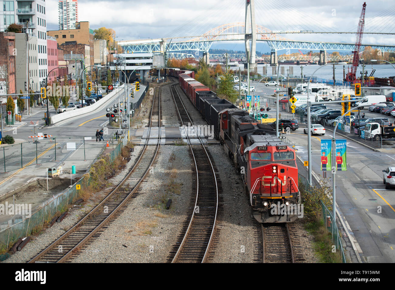 Un train de marchandises du CN passe par New Westminster, Colombie-Britannique, Canada Banque D'Images