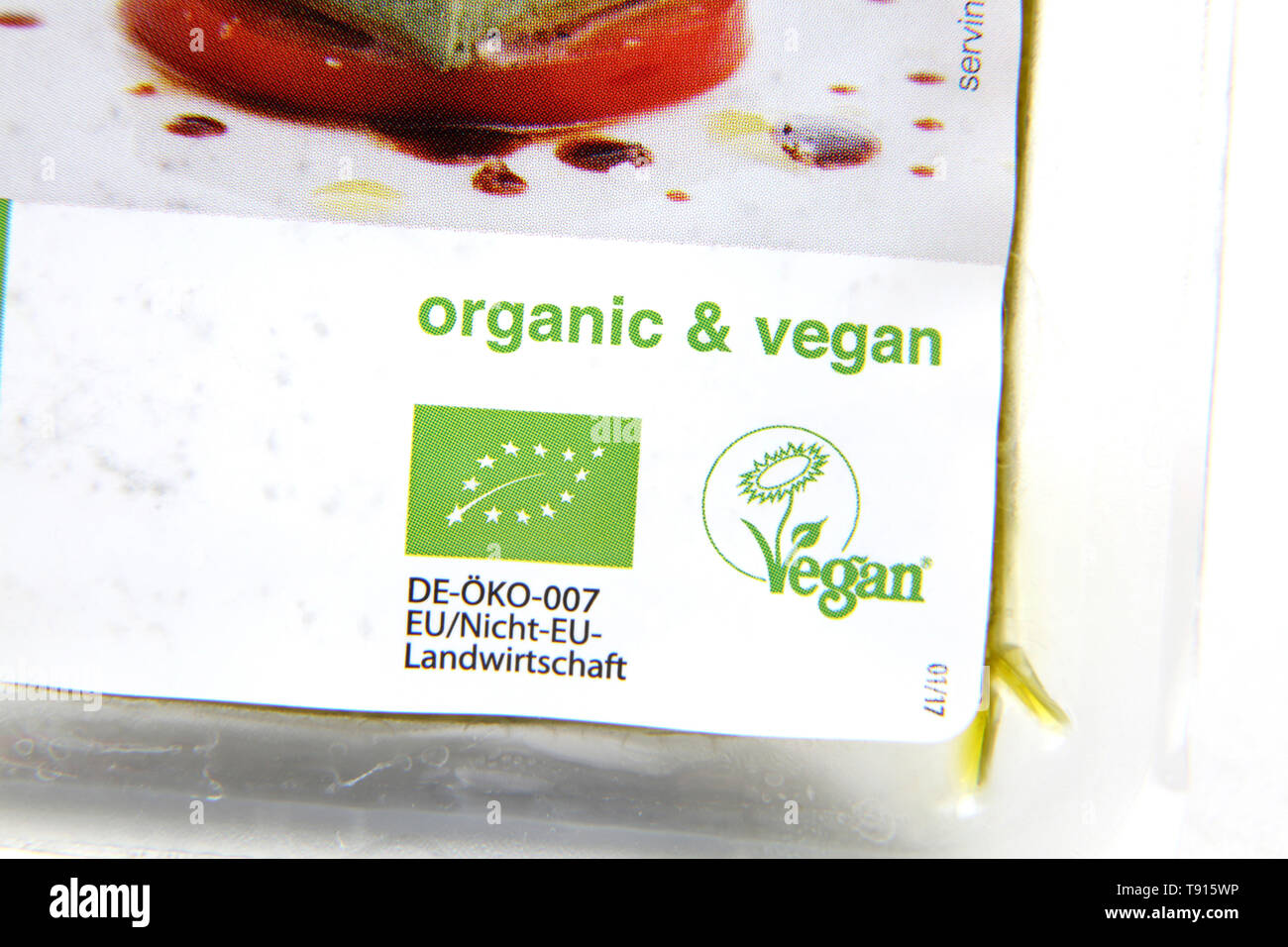 Végétalien et Logos biologique de l'UE sur le tofu Basilico Banque D'Images