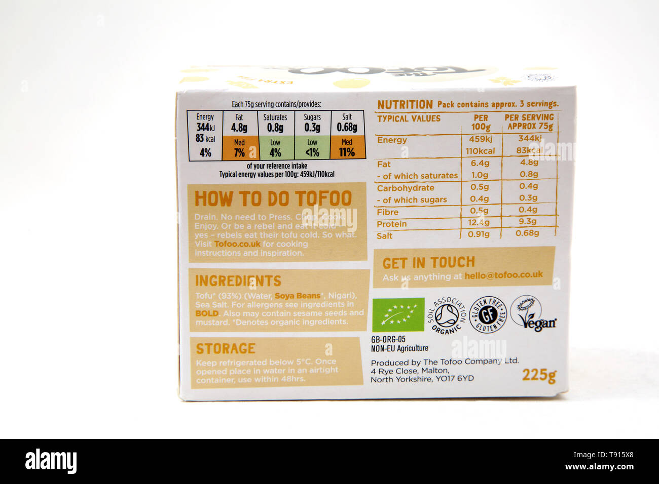 L'Tofoo Bio Tofu fumé Beechwood Co retour de pack montrant les ingrédients, les informations nutritionnelles et Logos Banque D'Images