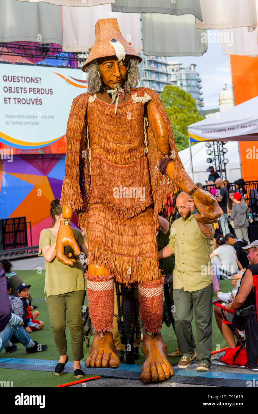 La première bobine mortel Bienvenue Hych'ka, Giant puppet Salish de la côte apparaît au tambour est appelant Festival, Canada 150 + event, Larwill Park, Vancouver, Br Banque D'Images