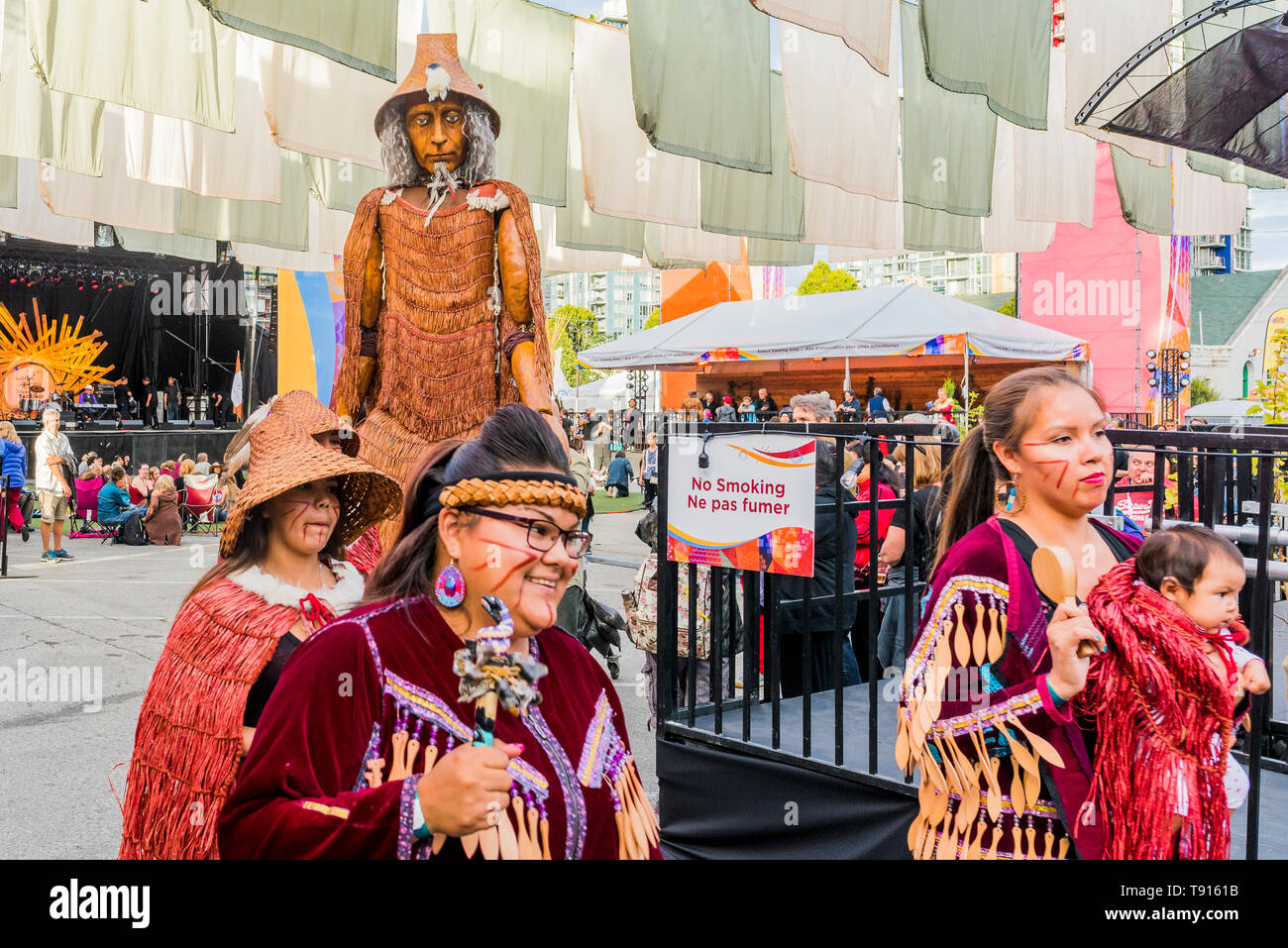 La première bobine mortel Bienvenue Hych'ka, Giant puppet Salish de la côte apparaît au tambour est appelant Festival, Canada 150 + event, Larwill Park, Vancouver, Br Banque D'Images