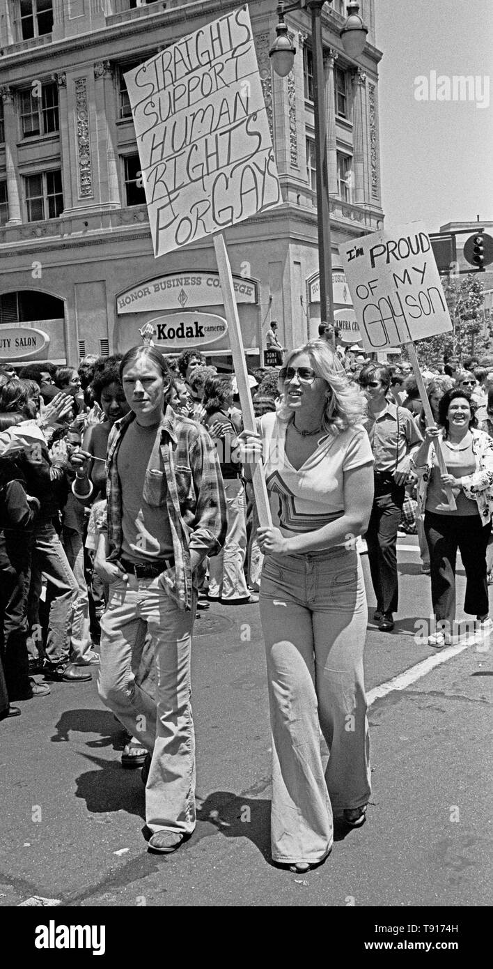 Transporter les marcheurs des pancartes straights appuient les droits pour les gays et je suis fier de mon fils gay dans la région de Gay Pride à San Francisco, Juin 1977 Banque D'Images
