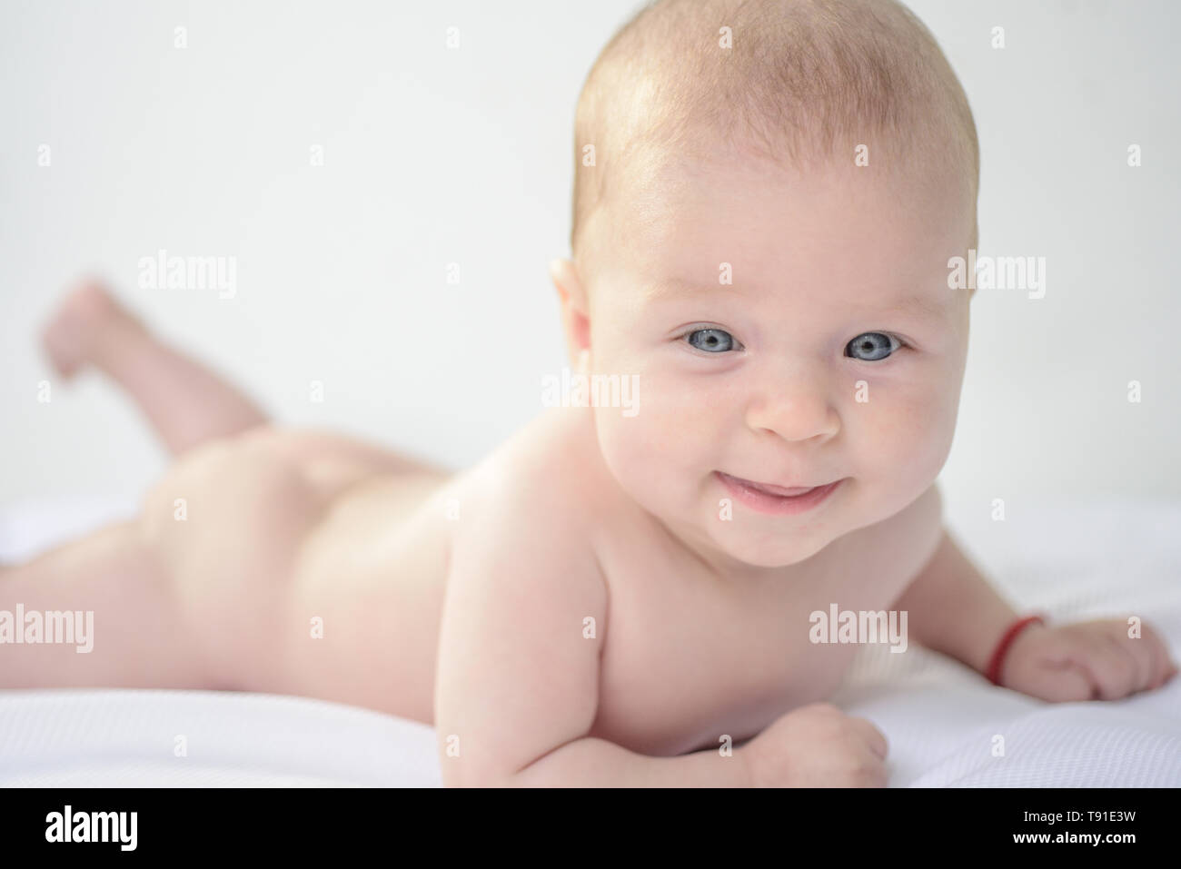 Heureux bébé nouveau-né sourire. Le nouveau-né, happy smiling. Soins de santé pour bébé heureux. Heureux bébé fille ou garçon. Du vrai bon soin du bébé Banque D'Images