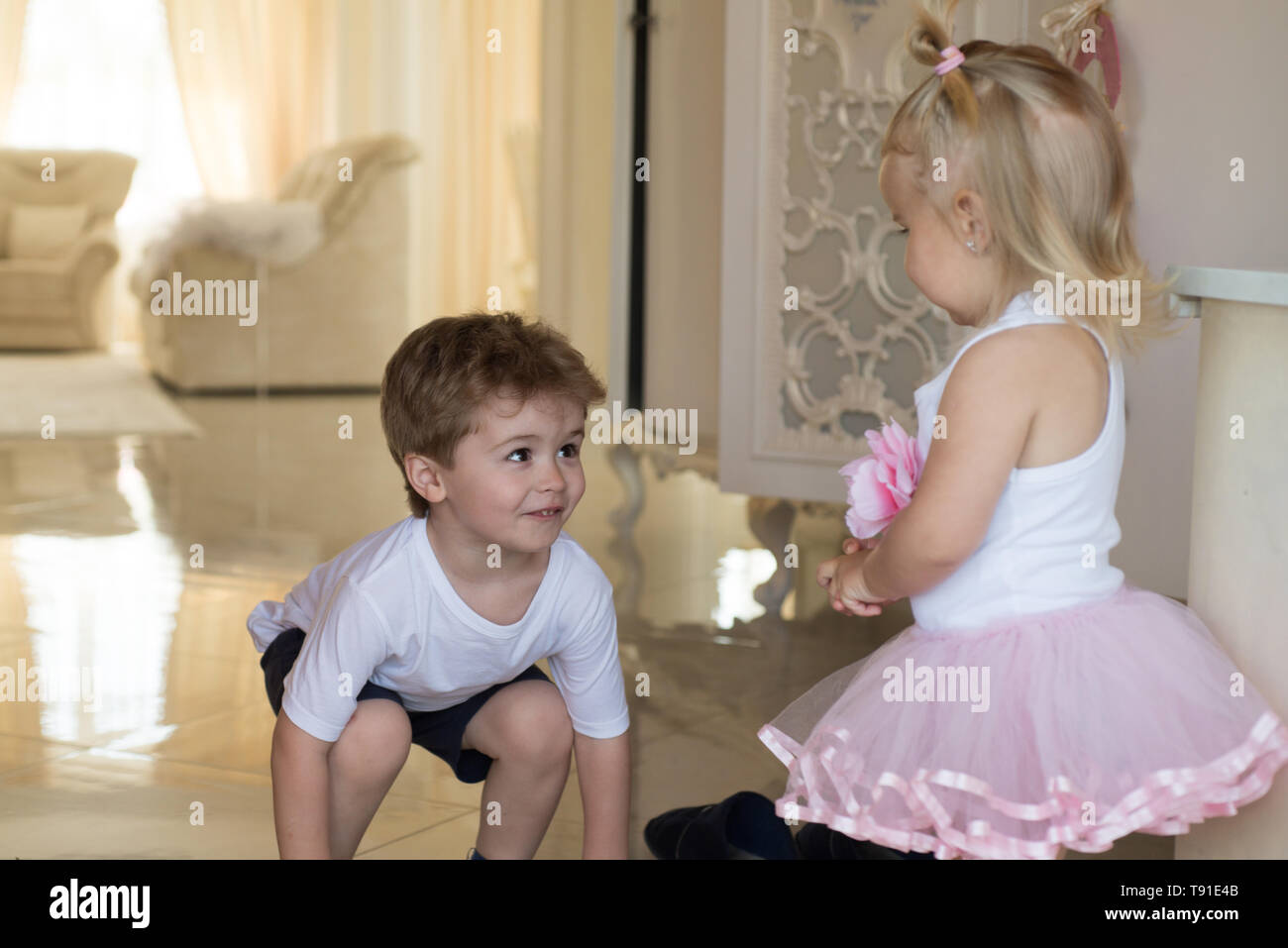 Un Etat D Esprit Les Jeux De La Petite Enfance Le Developpement Des Enfants Les Petits Enfants Avec Des Coiffures Petit Garcon Et Fille Aux Cheveux Blonds Frere Et Photo Stock Alamy