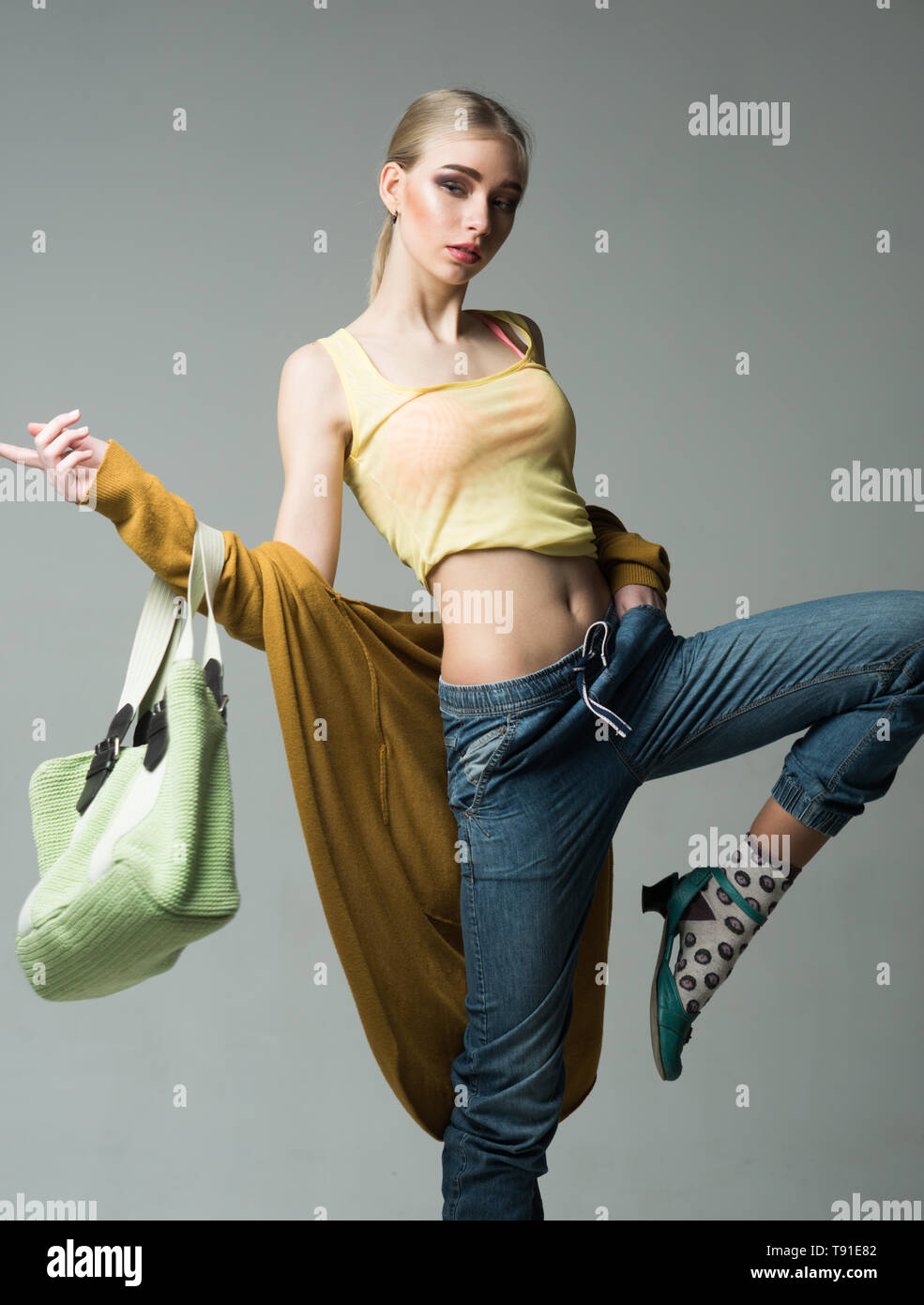 Hipster Femme Avec Fashion Maquillage Fashion Portrait De Femme De La Beaute Et De La Mode Look De La Mode Modele Fille A La Mode Hip Hop Avec Cheveux Femme Photo Stock