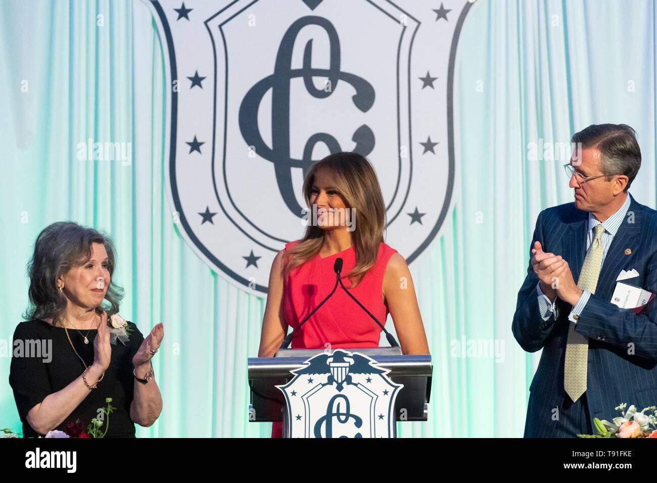 La première dame des États-Unis Melania Trump reçoit les applaudissements du Club du Congrès Président Pat Engel, gauche, et Charles Capito, Jr. au cours de l'époux du Congrès Déjeuner à l'hôtel Hilton de Washington, 14 mai 2019 à Washington, D.C. Banque D'Images