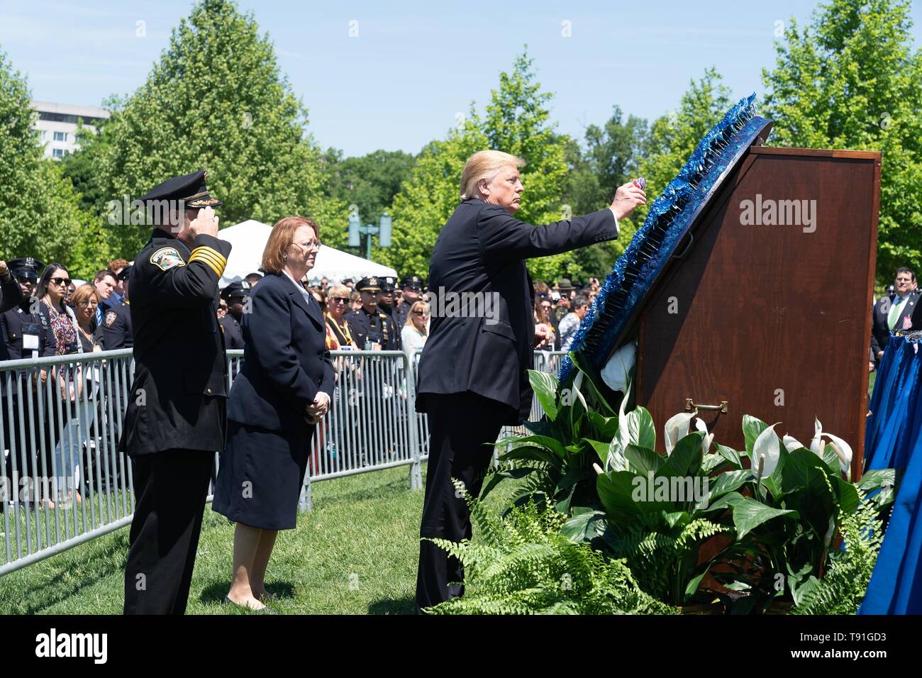 Washington DC, USA. 15 mai, 2019. Président américain Donald Trump met une fleur sur un parc commémoratif en l'honneur des agents de la National lors de la 38e conférence annuelle des agents de la paix Service commémoratif sur la pelouse de l'ouest du Capitole le 15 mai 2019 à Washington, DC. Credit : Planetpix/Alamy Live News Banque D'Images