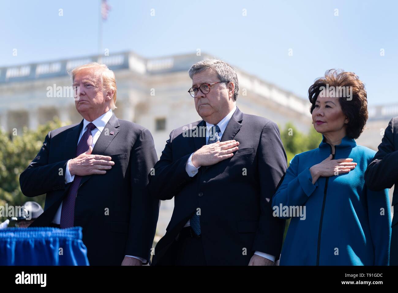 Washington DC, USA. 15 mai, 2019. Président américain Donald Trump, gauche, le Procureur Général William Barr et des Transports, M. Elaine Chao pour l'hymne national à la 38e conférence annuelle des agents de la paix nationale Service commémoratif sur la pelouse de l'ouest du Capitole le 15 mai 2019 à Washington, DC. Credit : Planetpix/Alamy Live News Banque D'Images
