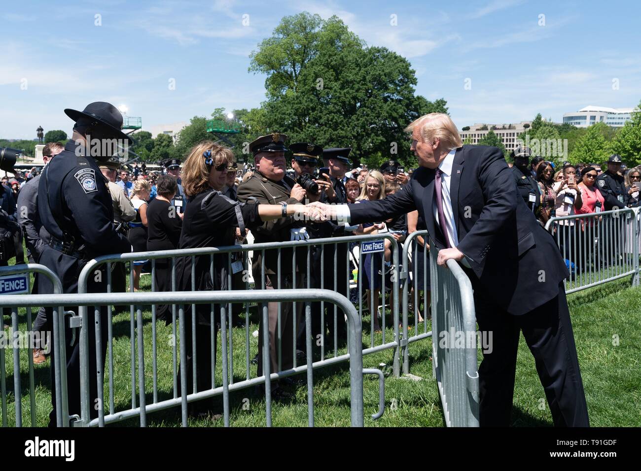 Washington DC, USA. 15 mai, 2019. Président américain Donald Trump accueille les clients dans la 38e conférence annuelle des agents de la paix nationale Service commémoratif sur la pelouse de l'ouest du Capitole le 15 mai 2019 à Washington, DC. Credit : Planetpix/Alamy Live News Banque D'Images