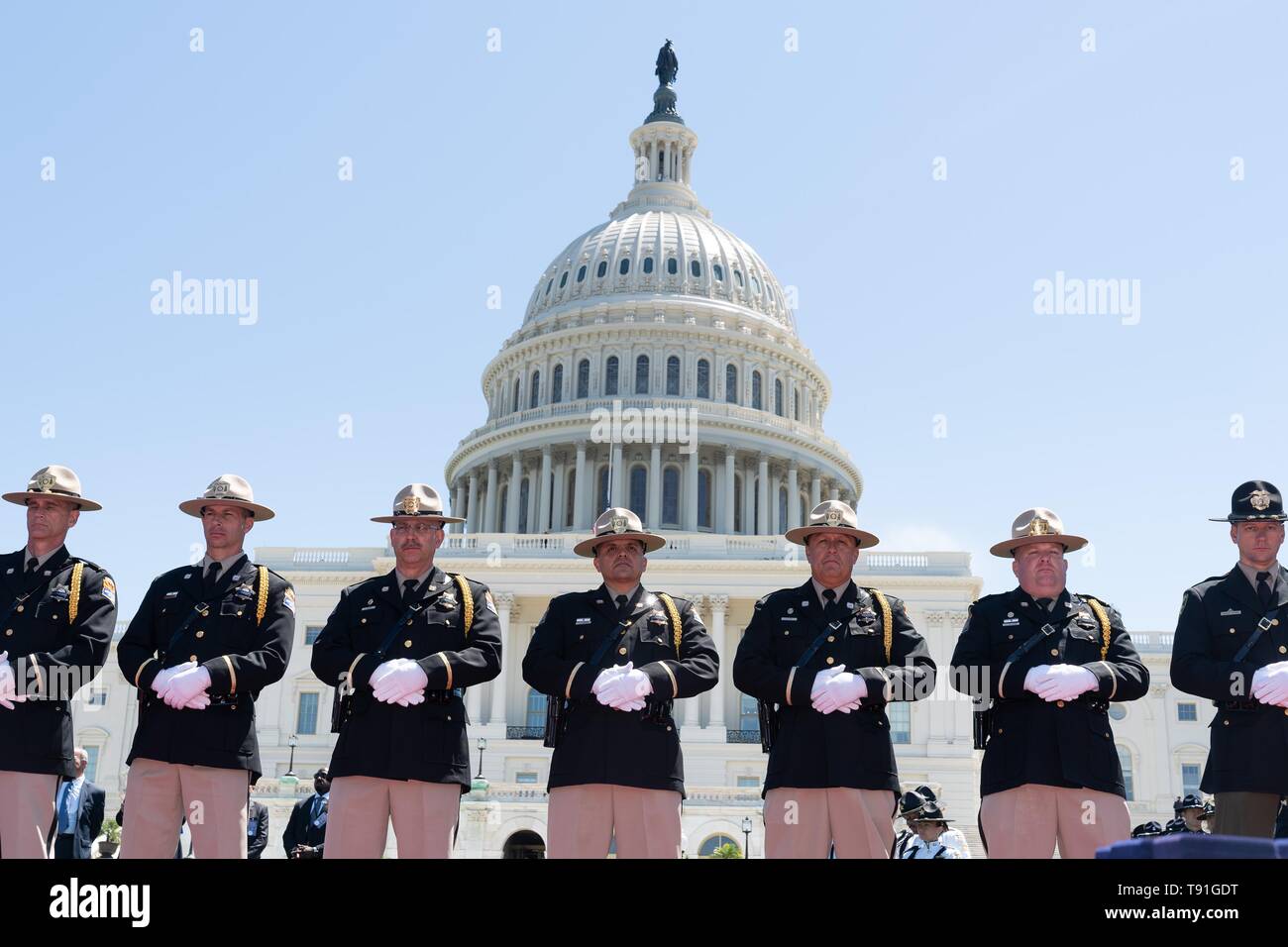 Washington DC, USA. 15 mai, 2019. Garde d'honneur de la police sont devant le Capitole au cours de la 38e conférence annuelle des agents de la paix du Service Commémoratif National assisté par président américain Donald Trump, 15 mai 2019 à Washington, DC. Credit : Planetpix/Alamy Live News Banque D'Images