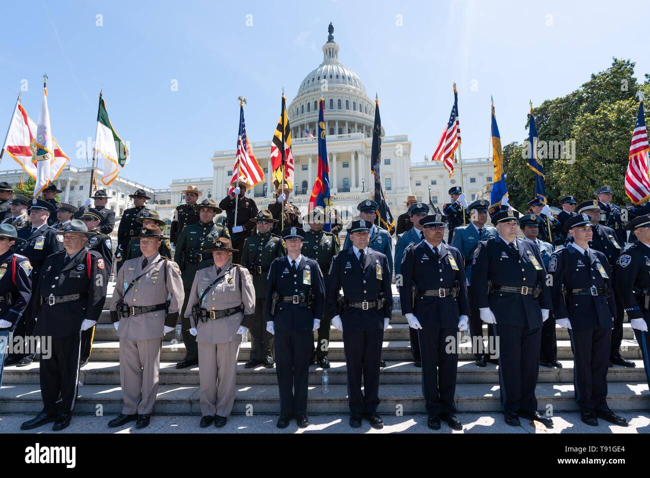 Washington DC, USA. 15 mai, 2019. Garde d'honneur de la police sont devant le Capitole au cours de la 38e conférence annuelle des agents de la paix du Service Commémoratif National assisté par président américain Donald Trump, 15 mai 2019 à Washington, DC. Credit : Planetpix/Alamy Live News Banque D'Images