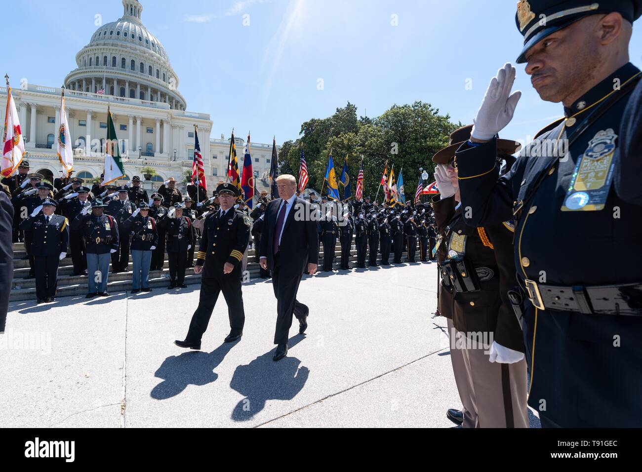 Washington DC, USA. 15 mai, 2019. Président américain Donald Trump passe devant une garde d'honneur de la police au cours de la 38e conférence annuelle des agents de la paix nationale Service commémoratif sur la pelouse de l'ouest du Capitole le 15 mai 2019 à Washington, DC. Credit : Planetpix/Alamy Live News Banque D'Images